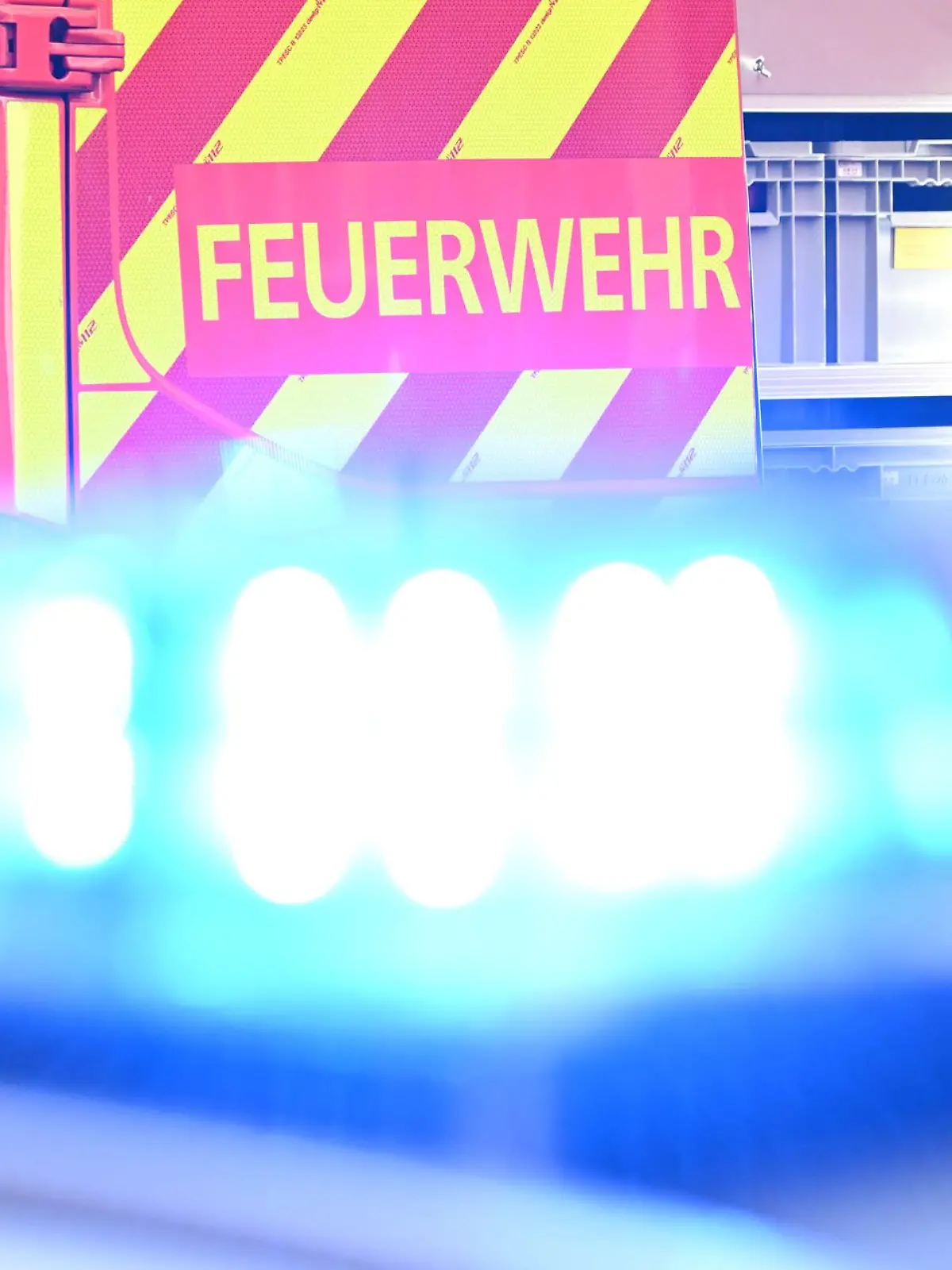 Bild zu: "Auto prallt gegen Betonwand – Fahrer stirbt nach Unfall auf A3"