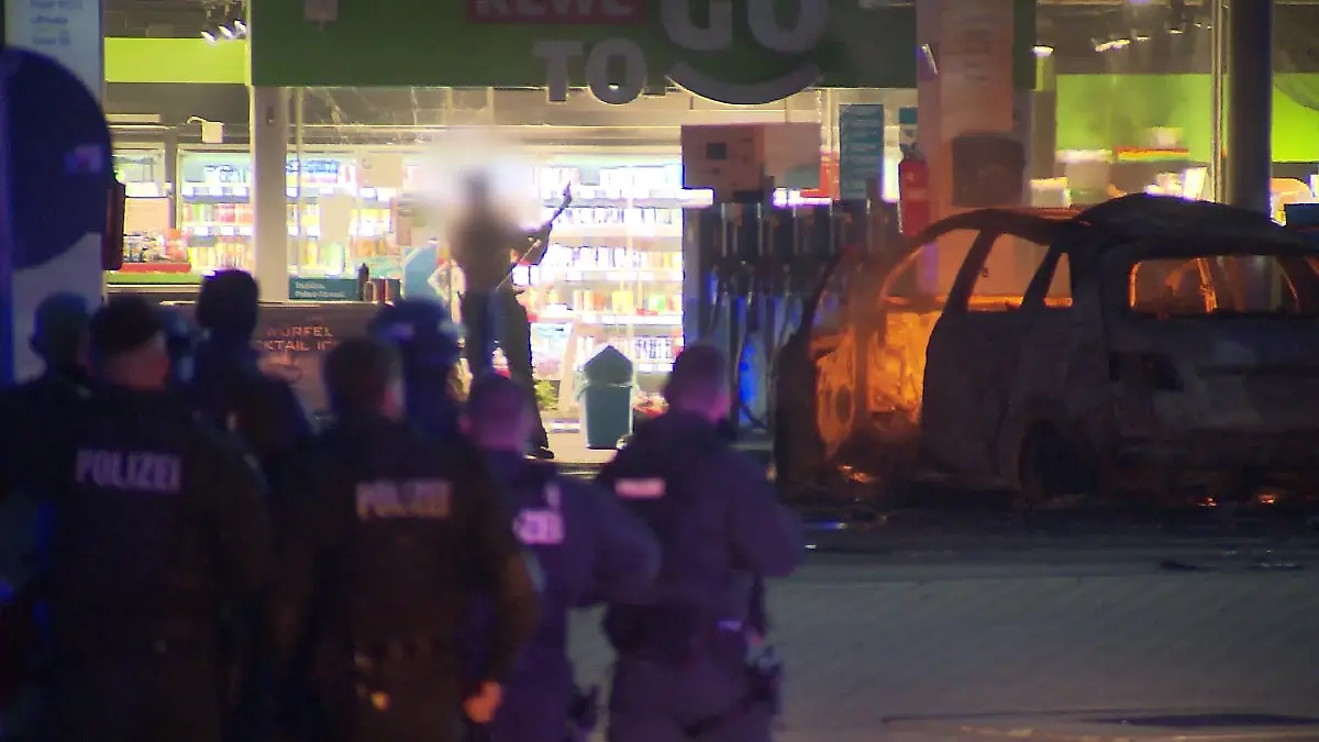 Oberkörperfrei und mit einer Zigarette in der Hand bedroht der Mann Kunden und Mitarbeiter einer Tankstelle.