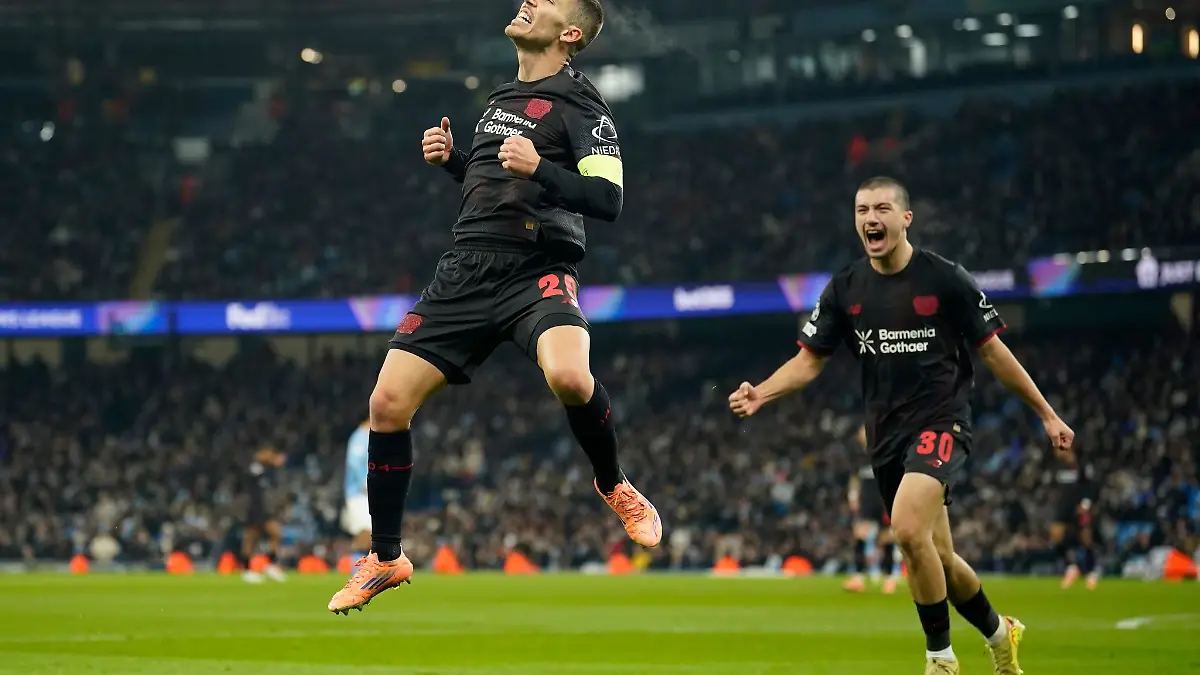 Leverkusens Alejandro Grimaldo jubelt nach seinem Führungstreffer.
