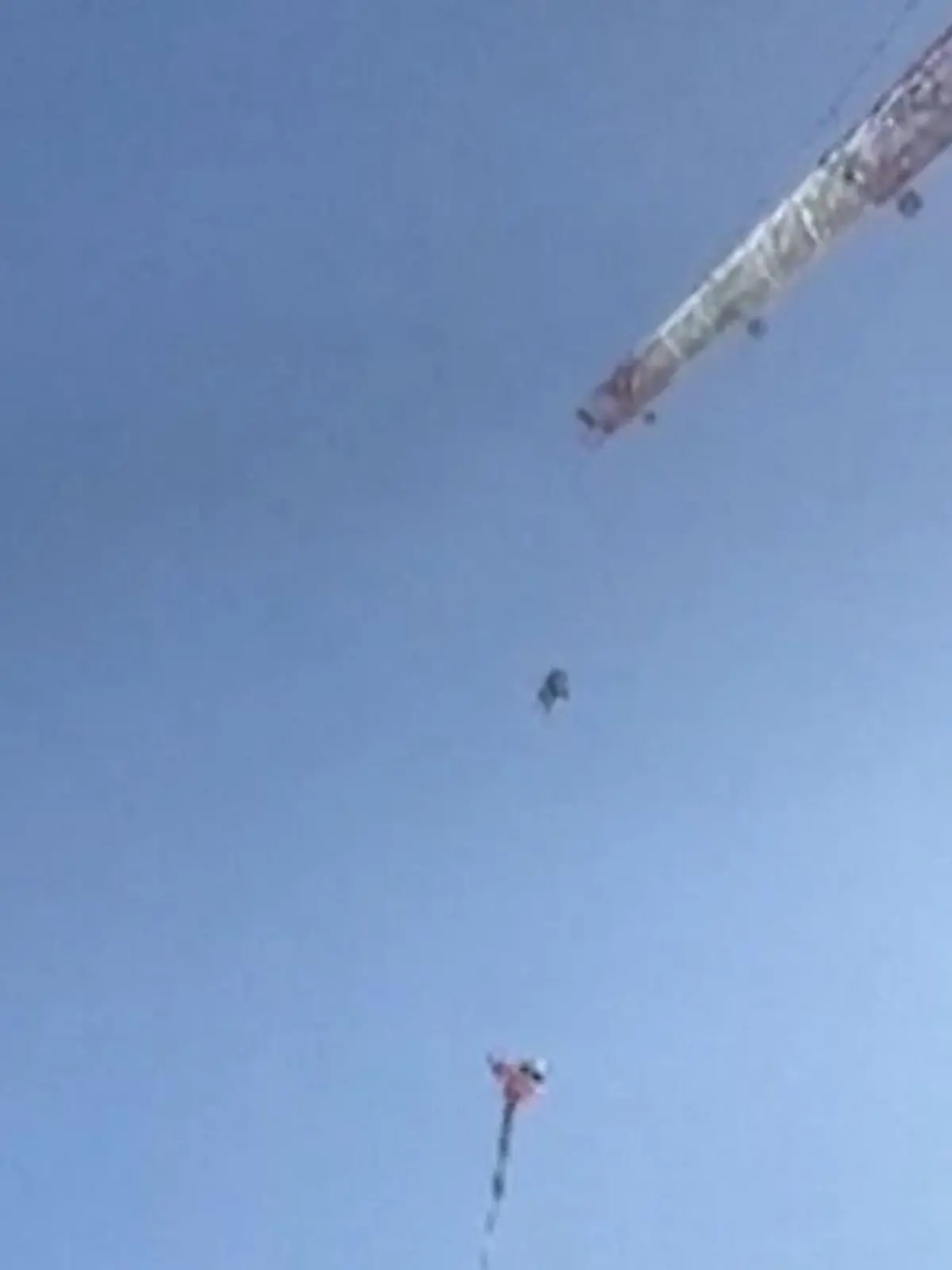 Bild zu: "Lebensgefährliche Dumm-Aktion! Junge (15) baumelt von Kran – In 300 Metern Höhe"