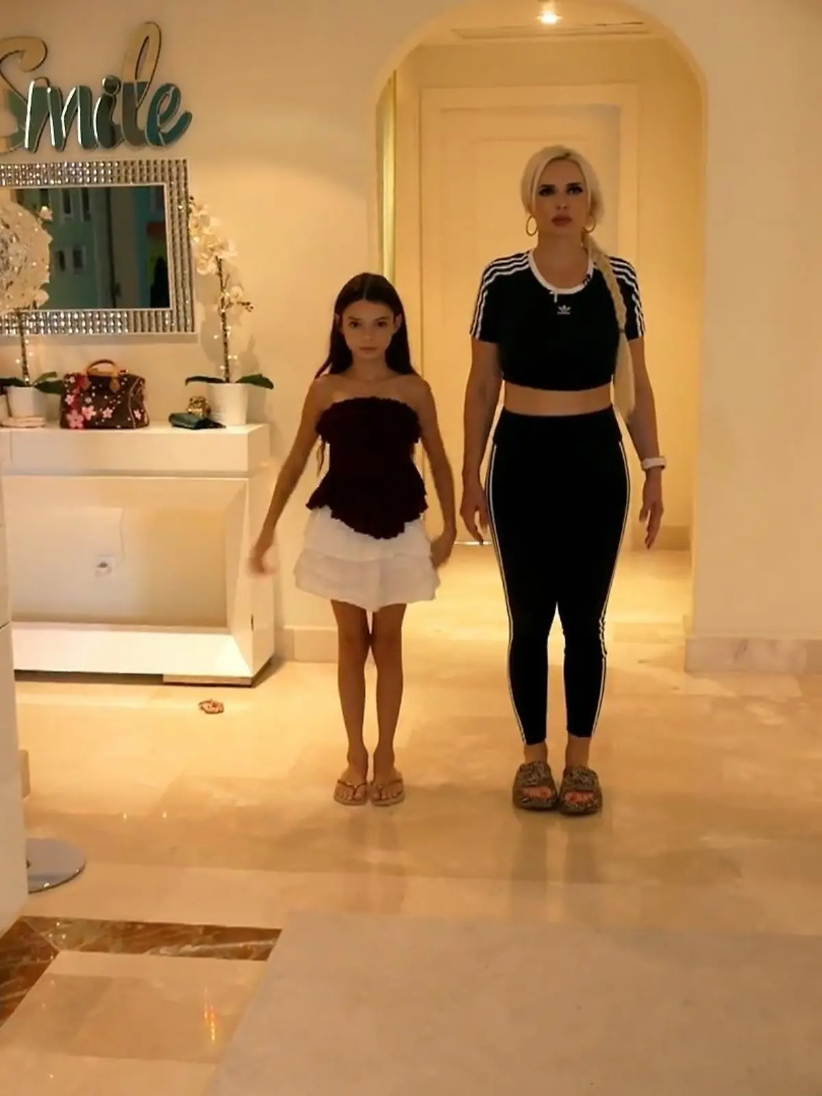 Bild zu: "Sophia übt den Catwalk mit Profi-Unterstützung"