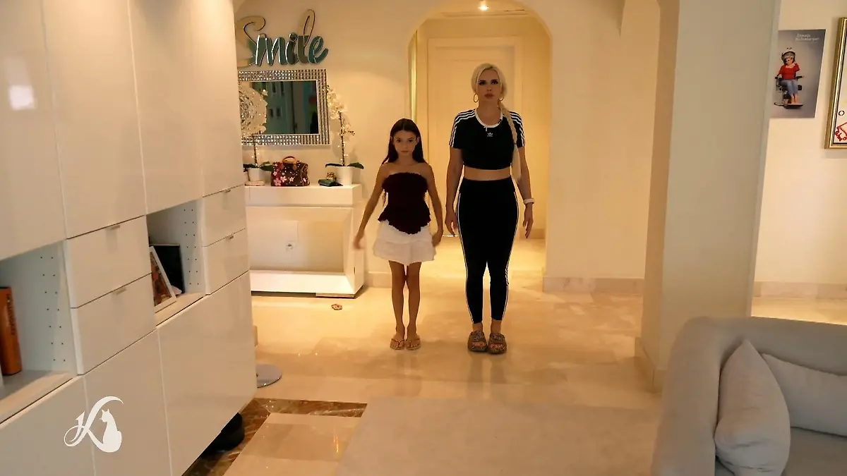 Sophia übt den Catwalk mit Profi-Unterstützung Erste Schritte ins Modelleben