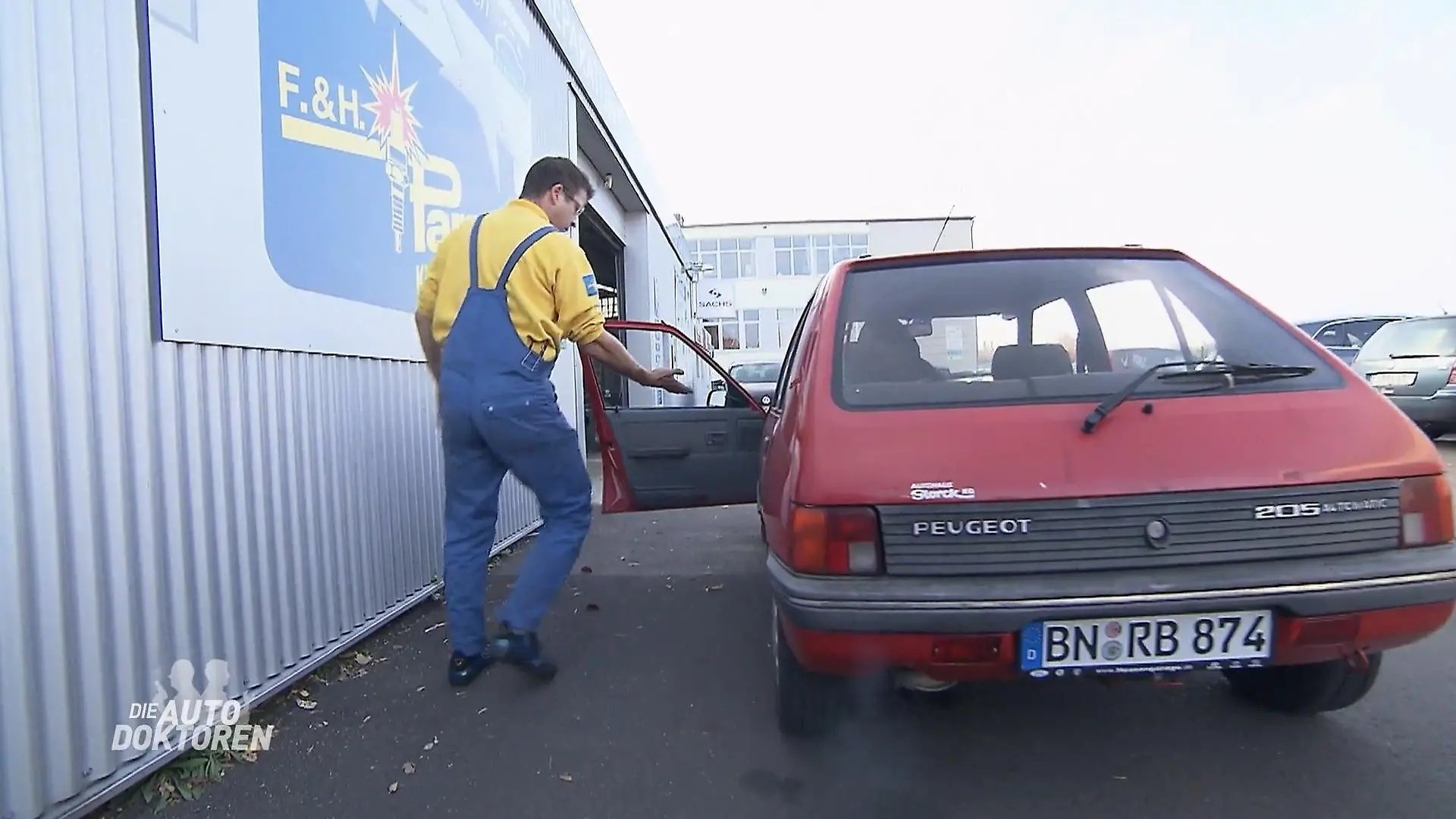 Ein Peugeot 205 kämpft mit deutlicher Überfettung Zu hoher Kraftstoffdruck