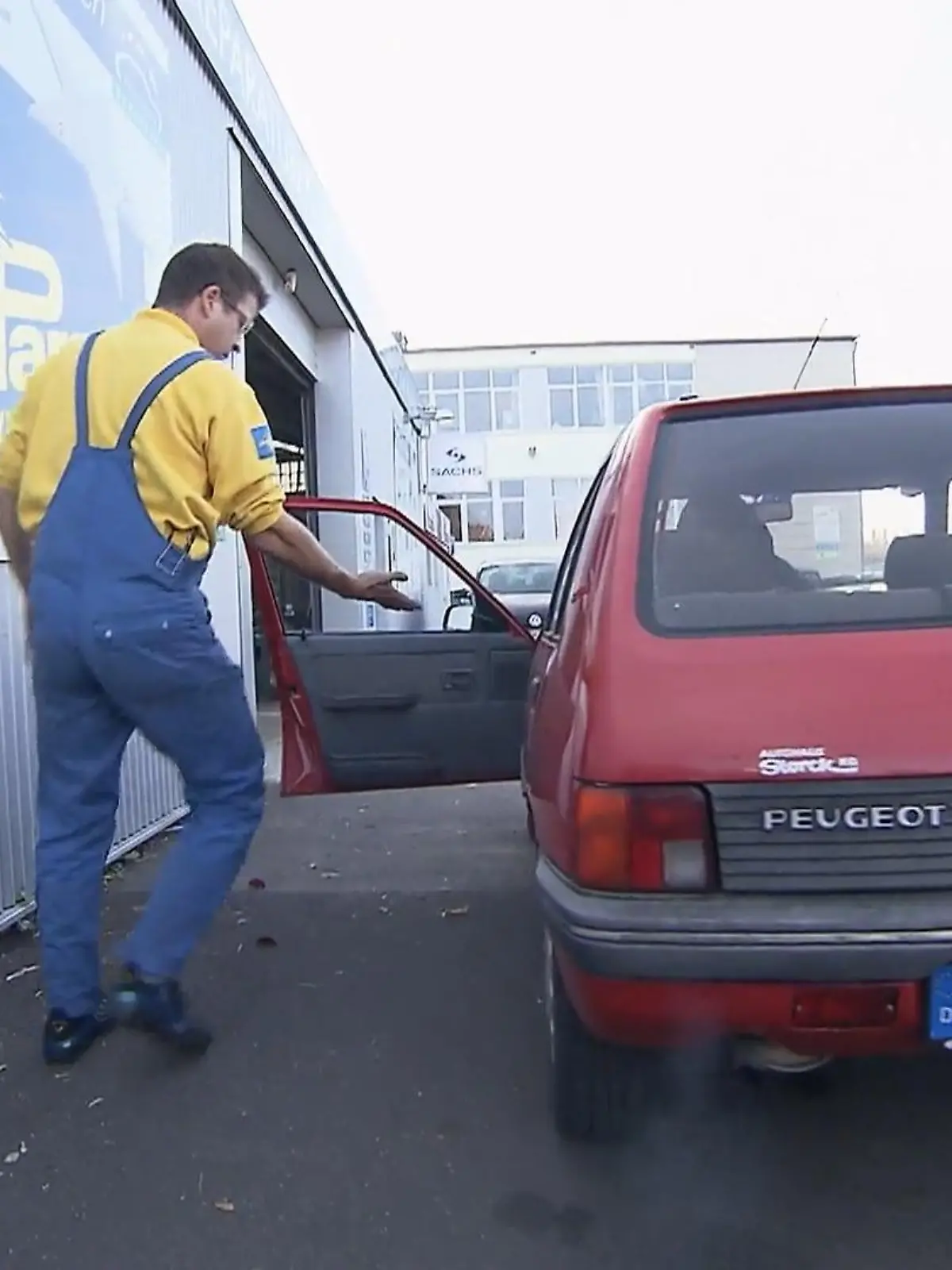 Bild zu: "Ein Peugeot 205 kämpft mit deutlicher Überfettung"