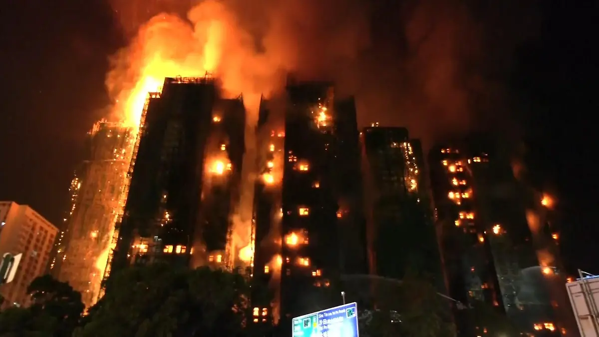 Horror-Hochhausbrand erschüttert Weltmetropole! 2.000 Wohnungen betroffen Fünf Todesopfer bestätigt