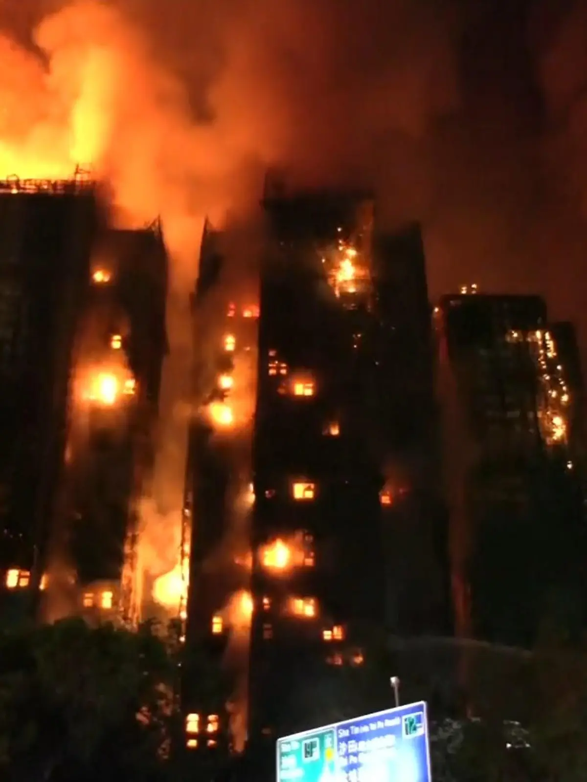 Bild zu: "Horror-Hochhausbrand erschüttert Weltmetropole! 2.000 Wohnungen betroffen"