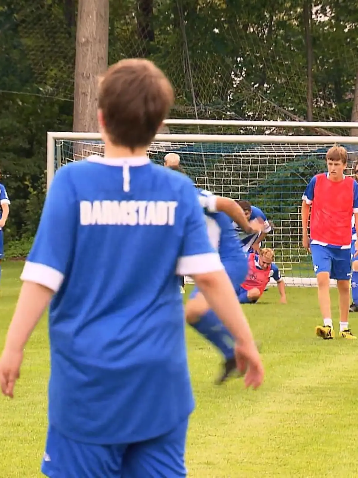 In Sachen Integration und sportlichem Miteinander kann dem Fußball-Bundesligisten Darmstadt 98 keiner was vormachen. Seit sechs Jahren trainieren die Lilien eine eigene Mannschaft, in der ausschließlich Spielerinnen und Spieler mit einer intellektuellen Beeinträchtigung kicken. Damit ist Darmstadt der erste Profiklub in Deutschland, der die Courage hatte, so etwas umzusetzen. Für Trainer Ruben Döring ist das seit jeher eine Herzensangelegenheit, weil seine Mannschaft hier nicht bloß irgendein inklusives Sportangebot bekommt – sondern echte Anerkennung!