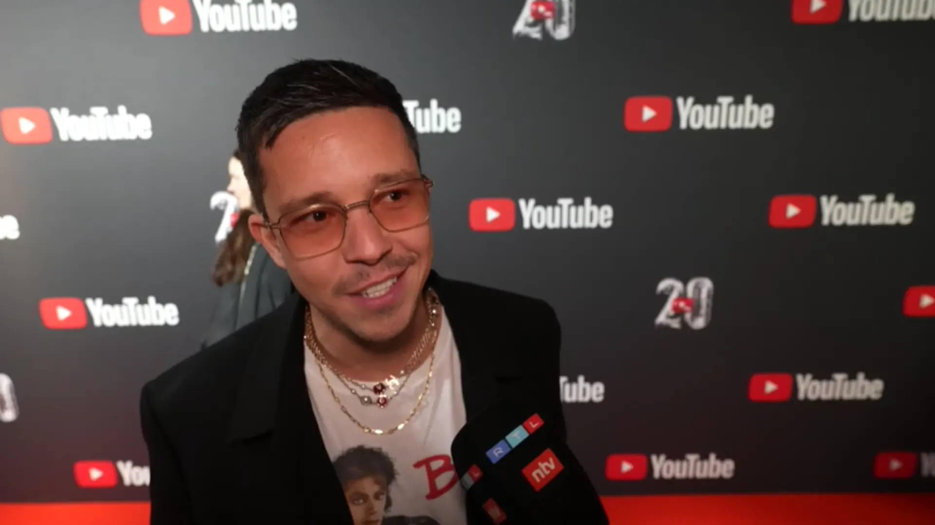 Nico Santos gibt ein Interview