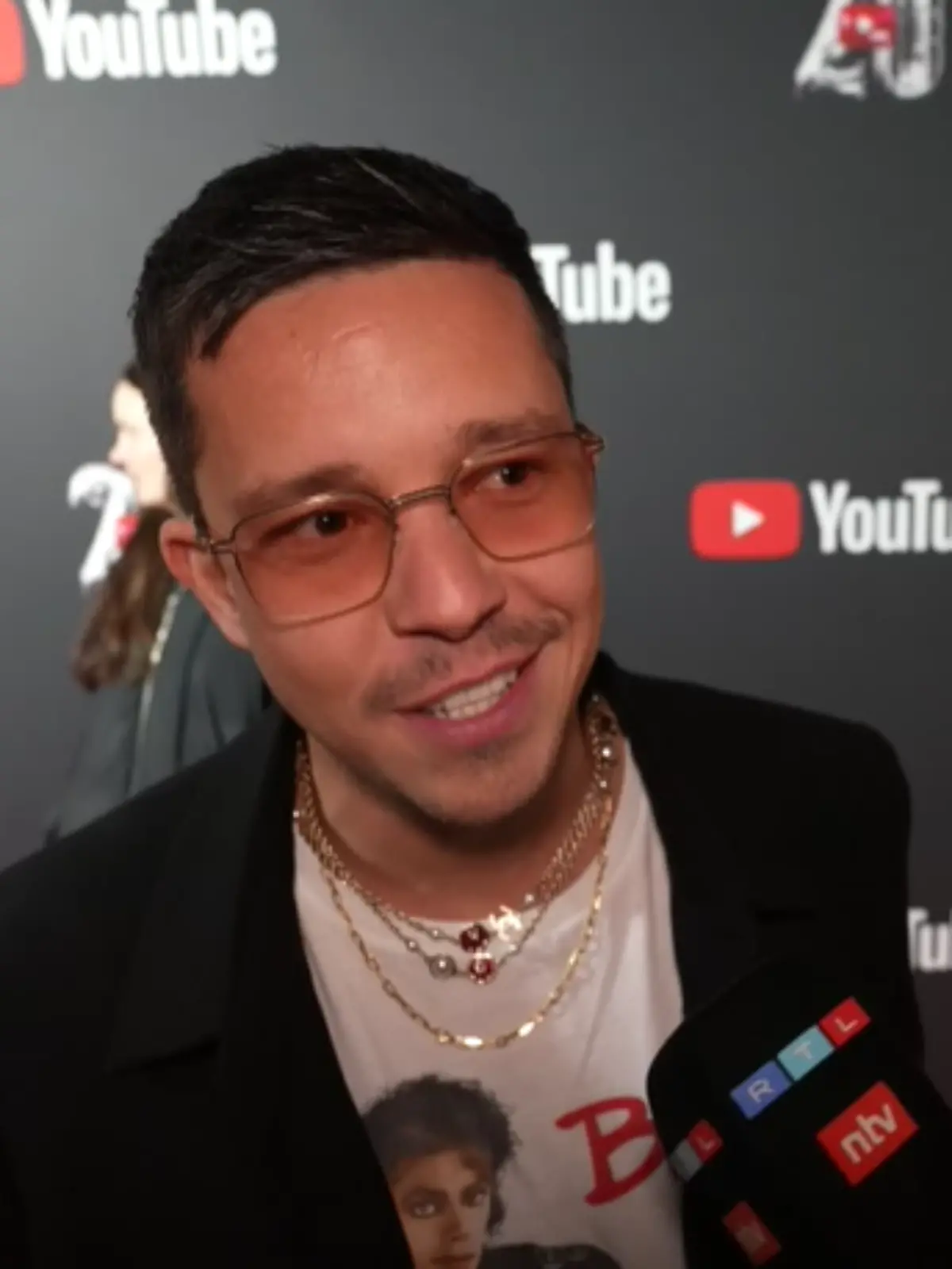 Nico Santos gibt ein Interview