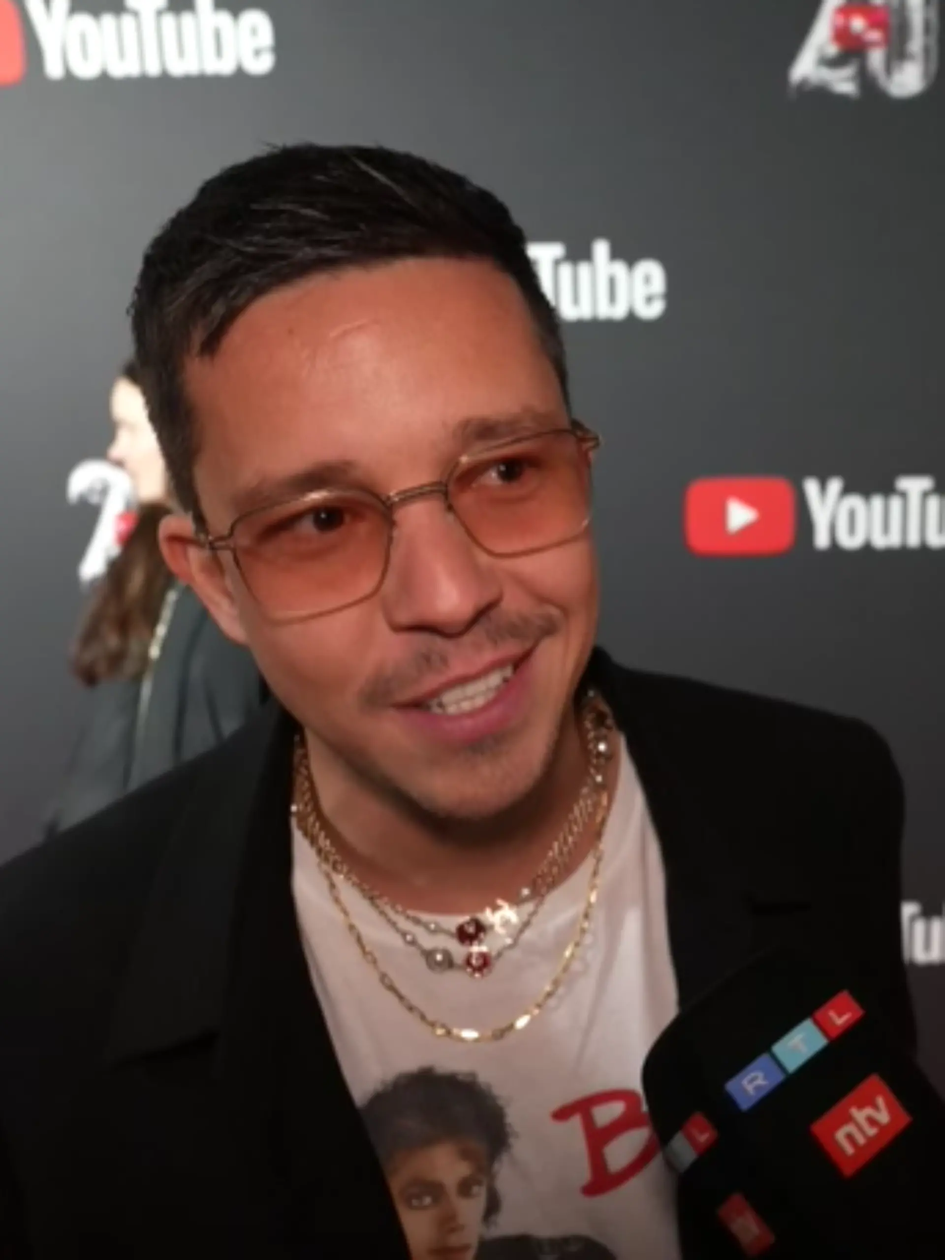 Nico Santos gibt ein Interview