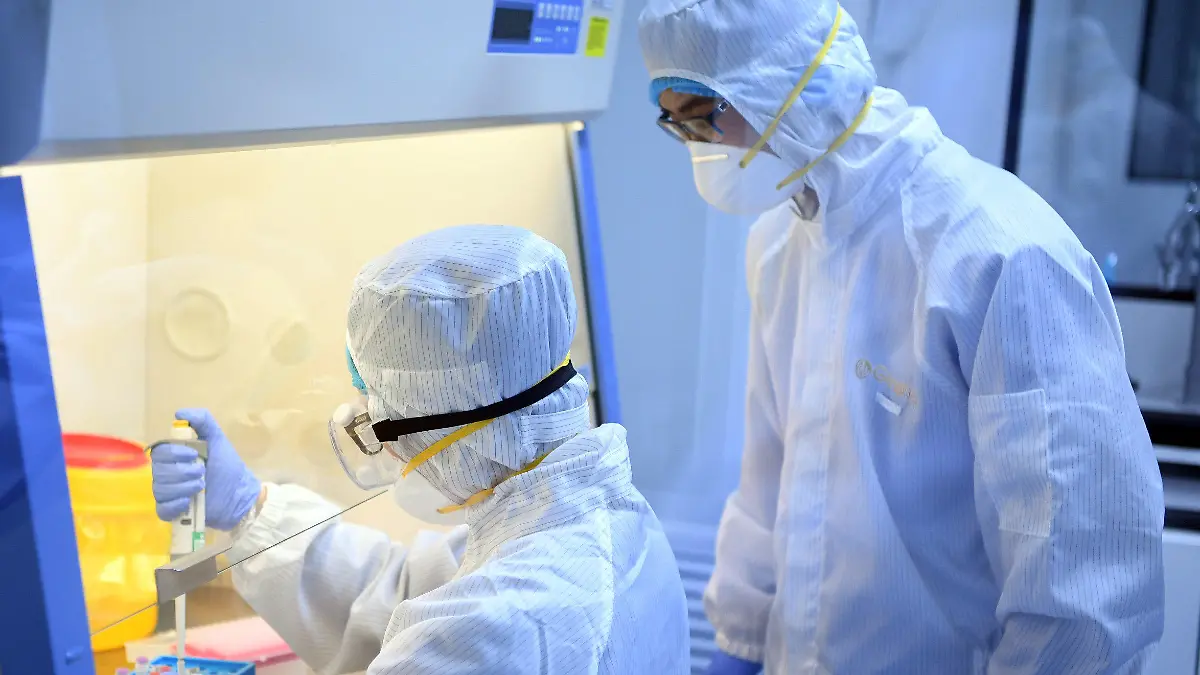 27.01.2020, China, Tianjin: Forscher verpacken Nachweisreagenzien für das neue Coronavirus. Die erste Charge mit Nachweisreagenzien für 10.000 Personen wurde kostenlos nach Wuhan geschickt. Foto: Ma Ping/XinHua/dpa +++ dpa-Bildfunk +++