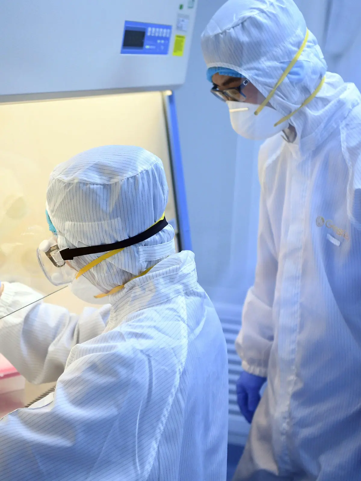 27.01.2020, China, Tianjin: Forscher verpacken Nachweisreagenzien für das neue Coronavirus. Die erste Charge mit Nachweisreagenzien für 10.000 Personen wurde kostenlos nach Wuhan geschickt. Foto: Ma Ping/XinHua/dpa +++ dpa-Bildfunk +++