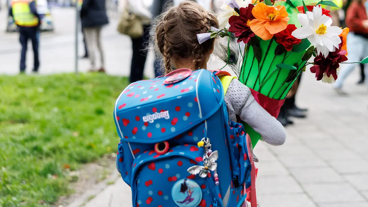 Erstklässler kommen am 16.09.2025 mit ihren Schultüten während eines Schulbesuchs der Kultusministerin Stolz und des Ministerpräsidenten Söder zum Schuljahresbeginn an ihrer Grundschule in München (Bayern) an.