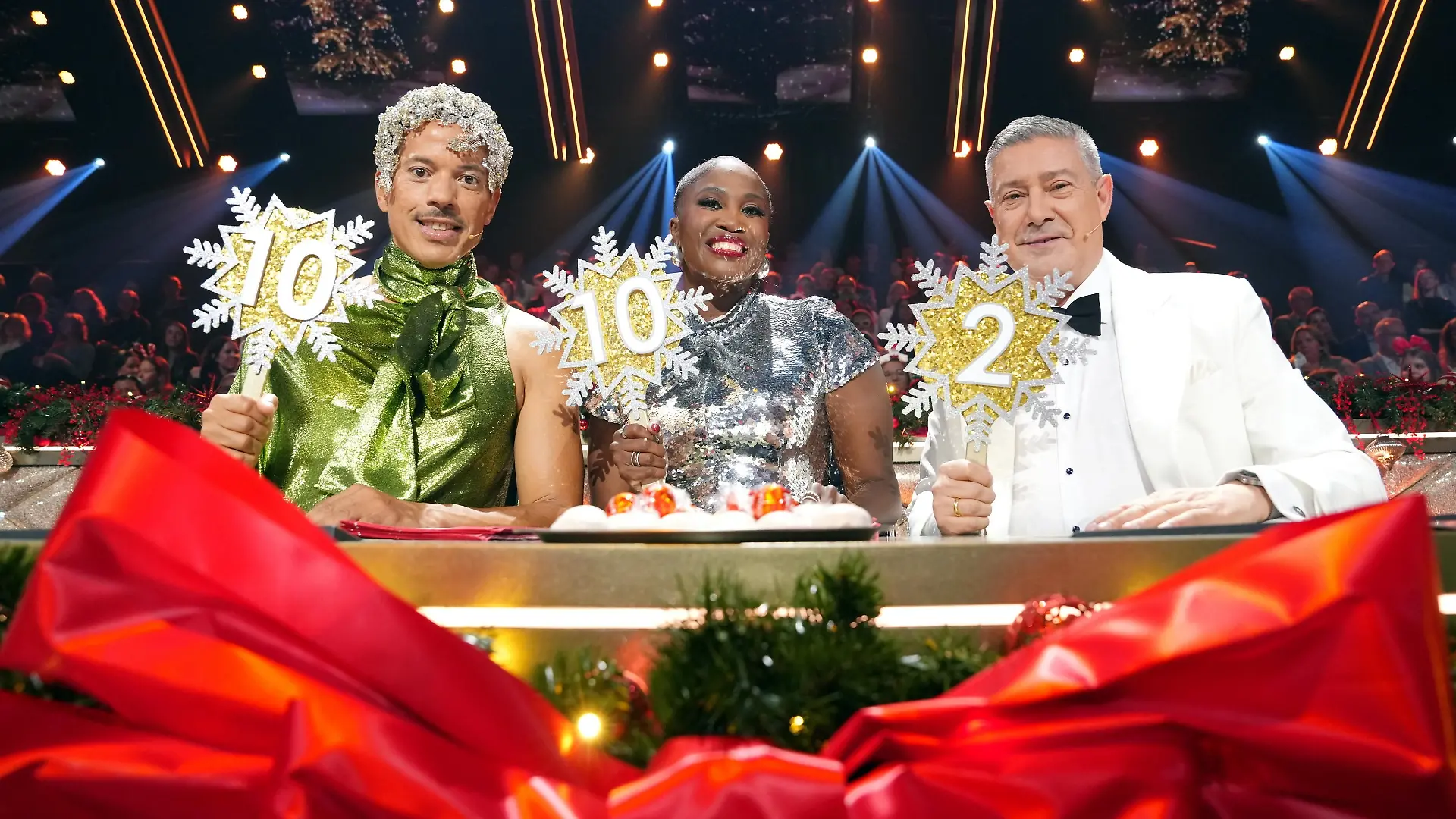 Auch die die „Let’s Dance”-Jury mit Jorge González (l.), Motsi Mabuse und Joachim Llambi ist in Weihnachtsstimmung.
+++ Die Verwendung des sendungsbezogenen Materials ist nur mit dem Hinweis und Verlinkung auf RTL+ gestattet. +++