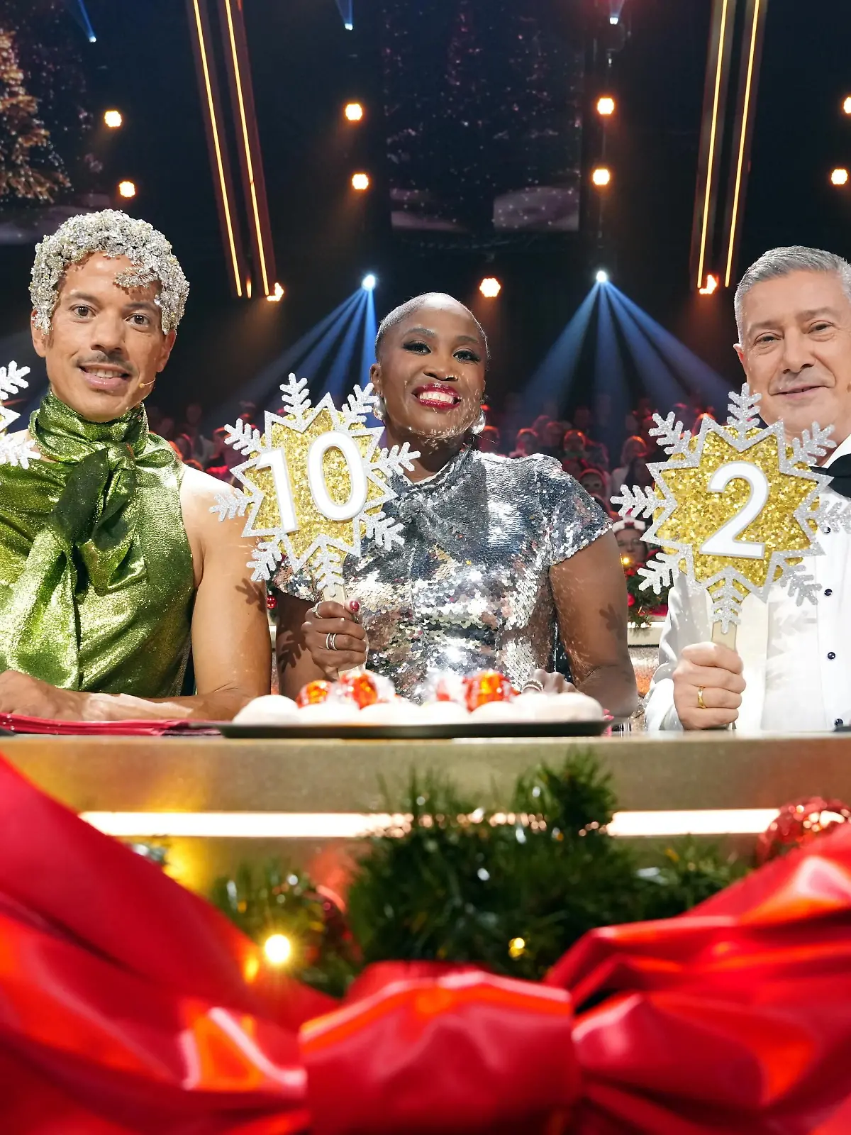 Auch die die „Let’s Dance”-Jury mit Jorge González (l.), Motsi Mabuse und Joachim Llambi ist in Weihnachtsstimmung.

+++ Die Verwendung des sendungsbezogenen Materials ist nur mit dem Hinweis und Verlinkung auf RTL+ gestattet. +++