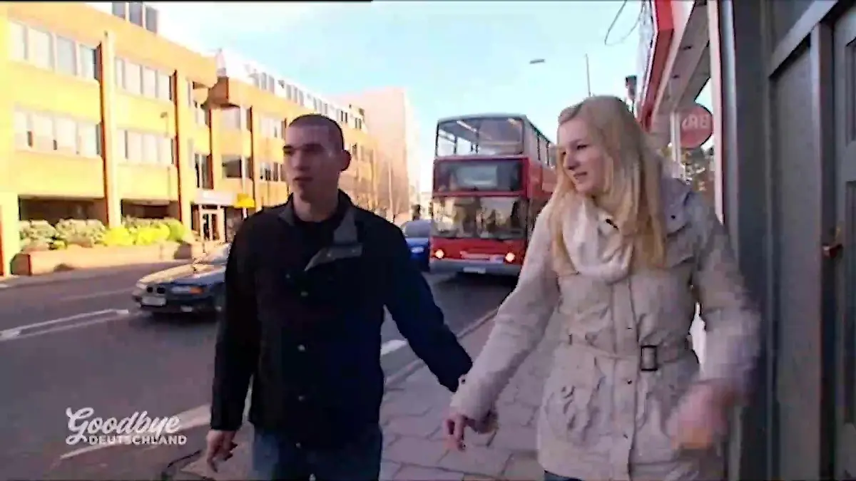 Zwei junge Erwachsene stehen vor einer herausfordernden Zeit Abenteuer London