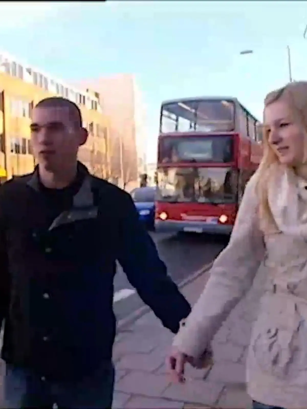 Bild zu: "Zwei junge Erwachsene stehen vor einer herausfordernden Zeit"