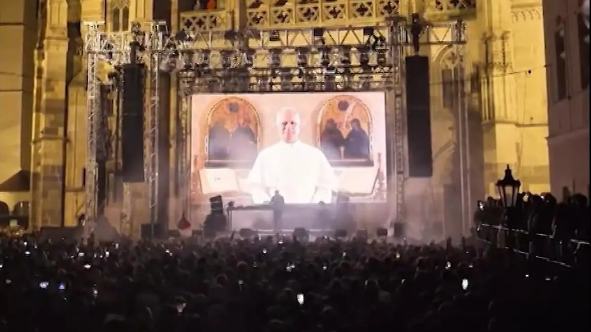 Himmlischer Rave! DIESER Papst-Auftritt begeistert Konzertbesucher Priester wird zum DJ