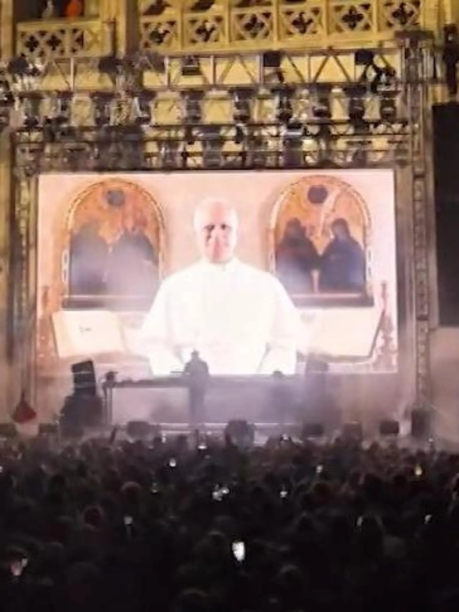 Bild zu: "Himmlischer Rave! DIESER Papst-Auftritt begeistert Konzertbesucher"