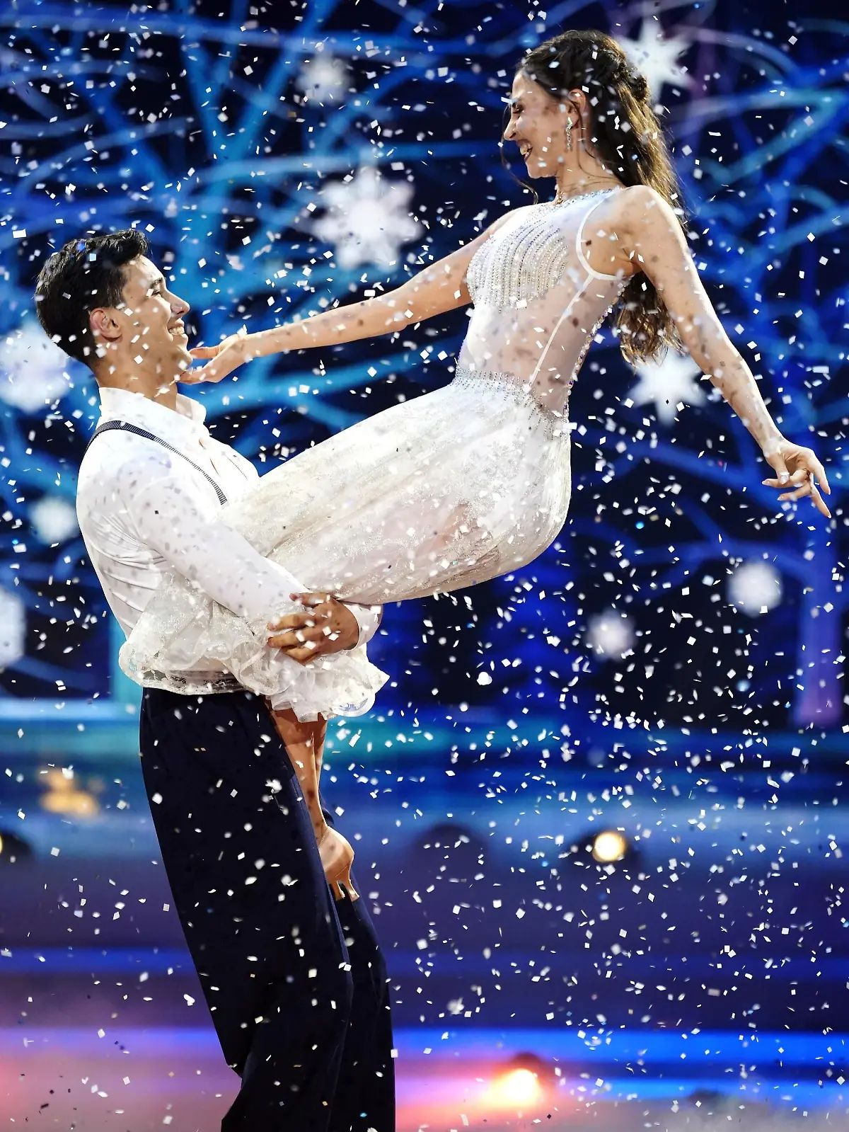 Diego Pooth und Ekaterina Leonova tanzen Langsamer Walzer zu „Leise rieselt der Schnee”.

+++ Die Verwendung des sendungsbezogenen Materials ist nur mit dem Hinweis und Verlinkung auf RTL+ gestattet. +++