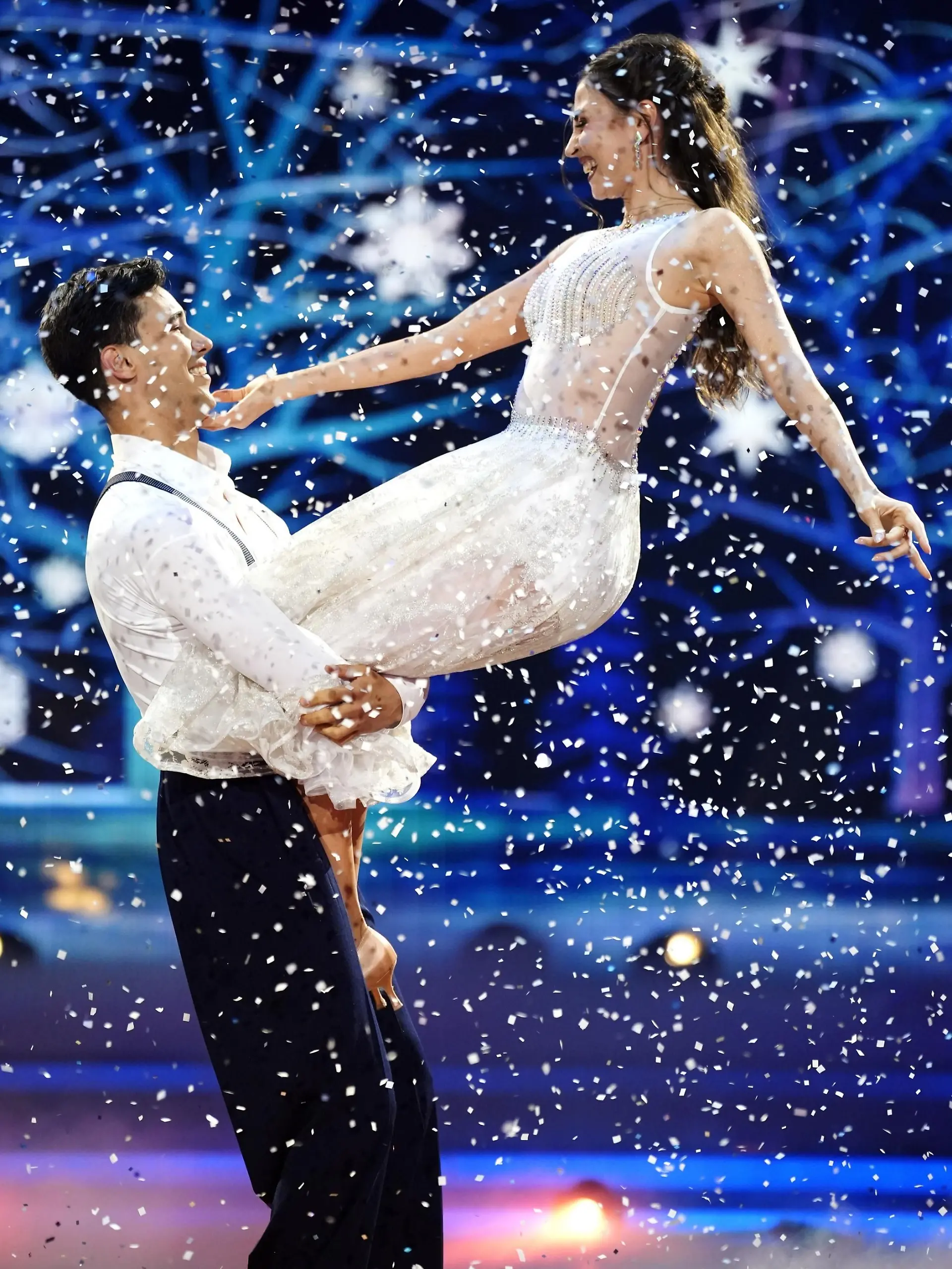 Diego Pooth und Ekaterina Leonova tanzen Langsamer Walzer zu „Leise rieselt der Schnee”.
+++ Die Verwendung des sendungsbezogenen Materials ist nur mit dem Hinweis und Verlinkung auf RTL+ gestattet. +++