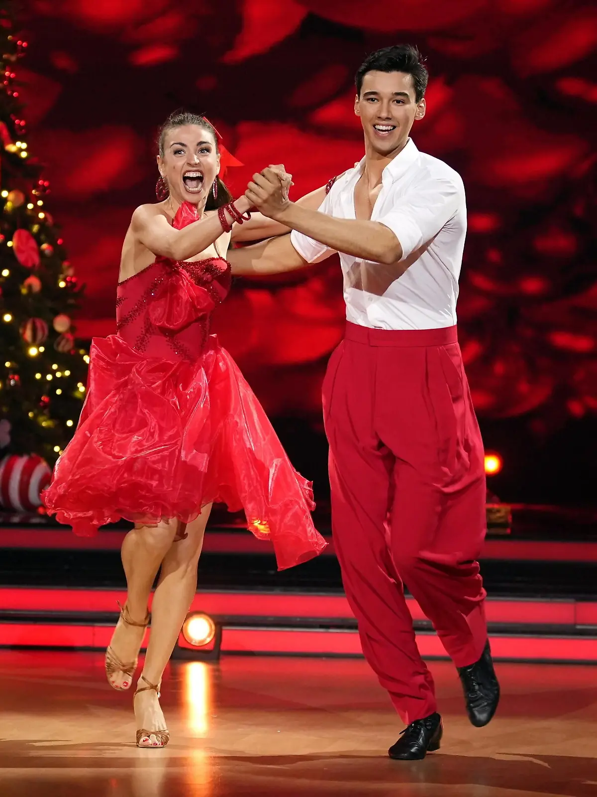 Diego Pooth und Ekaterina Leonova tanzen Jive zu „Underneath the Tree”
+++ Die Verwendung des sendungsbezogenen Materials ist nur mit dem Hinweis und Verlinkung auf RTL+ gestattet. +++