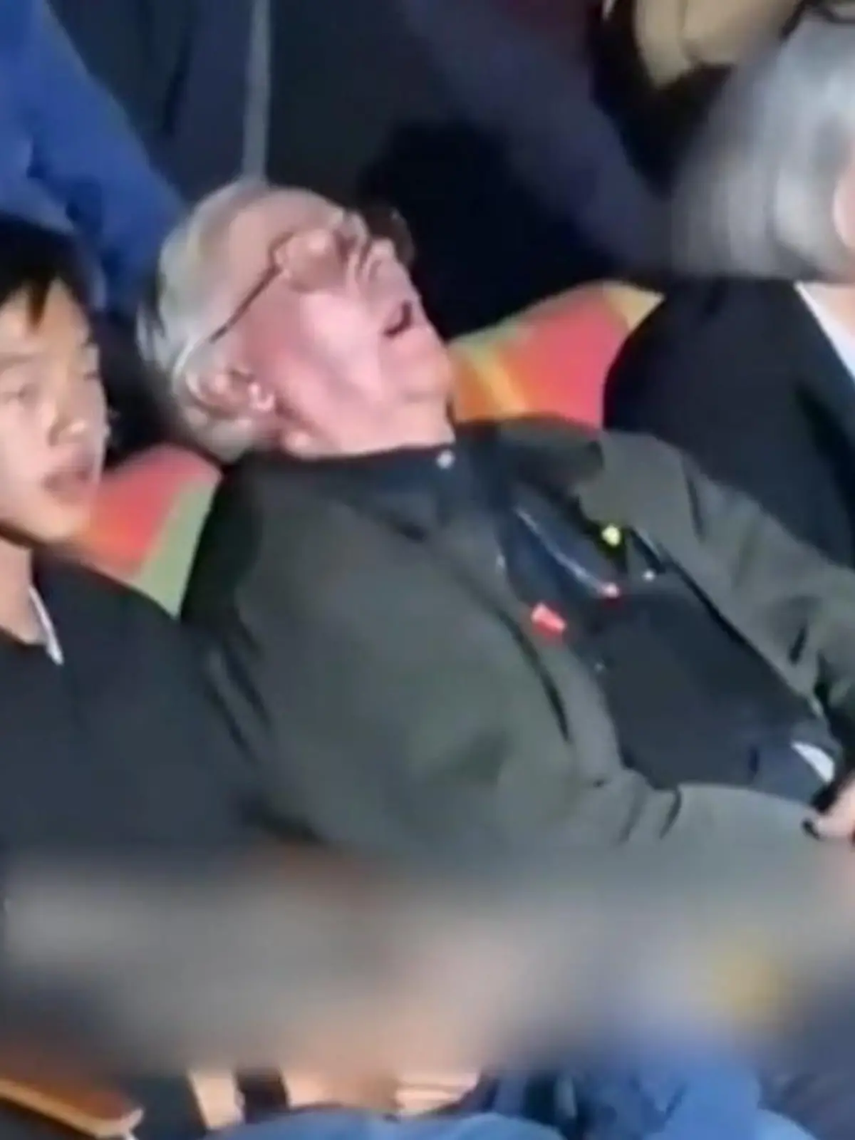 Bild zu: "Konzertbesucher schlummert! Schnarch-Aktion direkt vor Megastar – Sängerin reagiert SO"