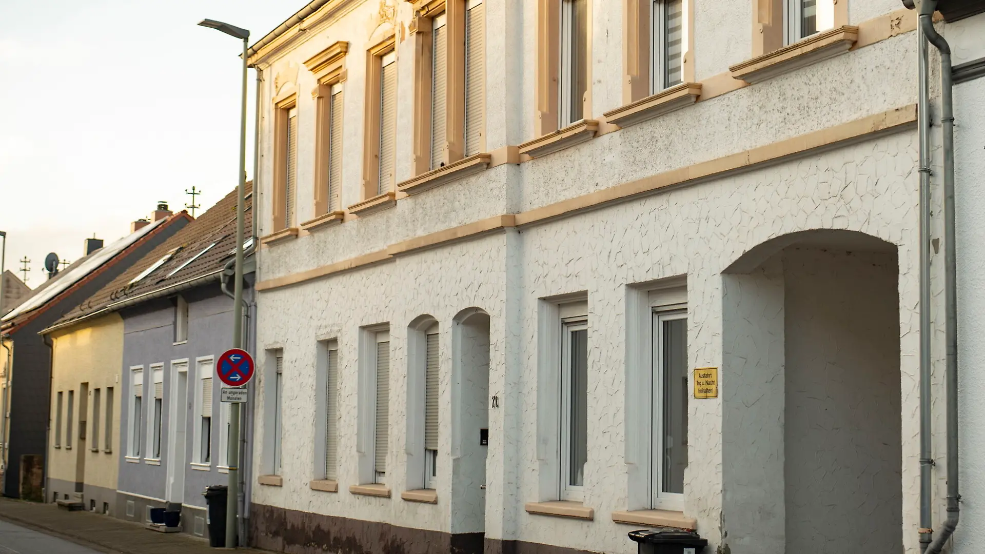 In diesem unscheinbaren Haus im saarländischen Bexbach wurde ein Gerichtsmediziner bei der Arbeit erstochen. 