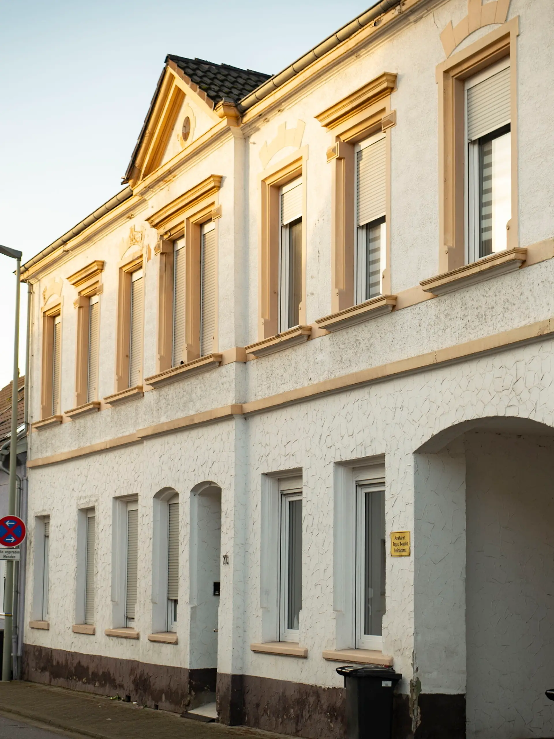 In diesem unscheinbaren Haus im saarländischen Bexbach wurde ein Gerichtsmediziner bei der Arbeit erstochen. 