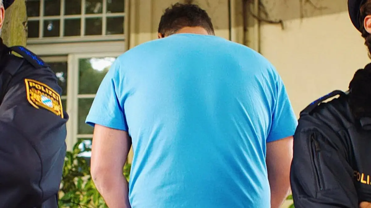 Nachgestellte Szene: Einer Unten-Ohne-Odyssee quer durch München. Der 34-jährige Oberbayer Anzi (Paul Sedlmeir) wollte in einer Fremden Wohnung nach einem One-Night-Stand eigentlich nur mal auf Toilette. Doch er nimmt die falsche Tür und erlebt das Abenteuer seines Lebens - inkl. 'Wildpinkeln' unter polizeilicher Aufsicht (Jockel Tschiersch, l., Franz-Xaver Brückner, r.)...
