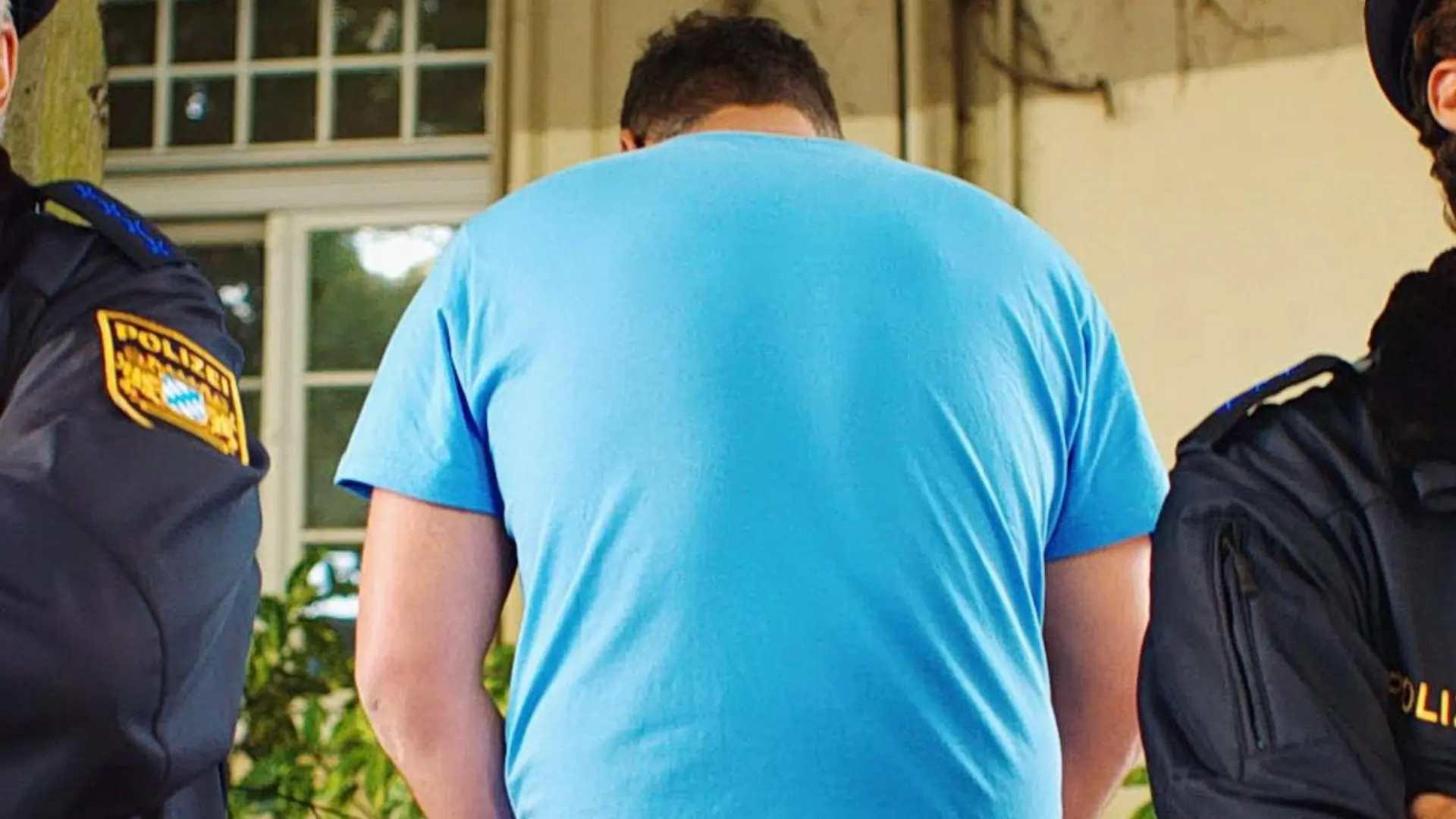 Nachgestellte Szene: Einer Unten-Ohne-Odyssee quer durch München. Der 34-jährige Oberbayer Anzi (Paul Sedlmeir) wollte in einer Fremden Wohnung nach einem One-Night-Stand eigentlich nur mal auf Toilette. Doch er nimmt die falsche Tür und erlebt das Abenteuer seines Lebens - inkl. 'Wildpinkeln' unter polizeilicher Aufsicht (Jockel Tschiersch, l., Franz-Xaver Brückner, r.)...