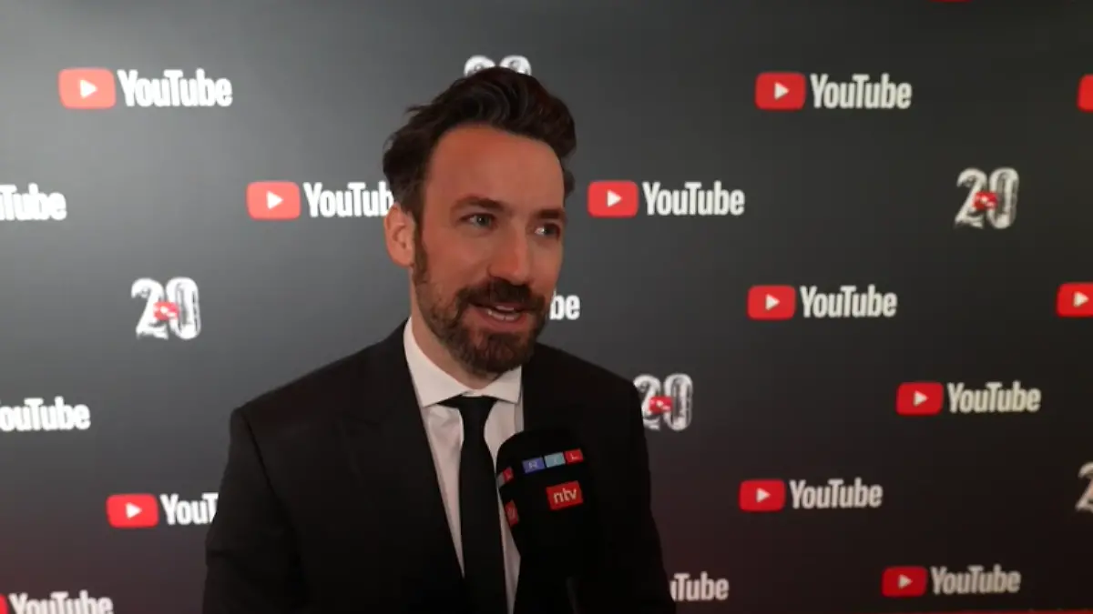 Jan Köppen gibt ein Interview auf dem roten Teppich 