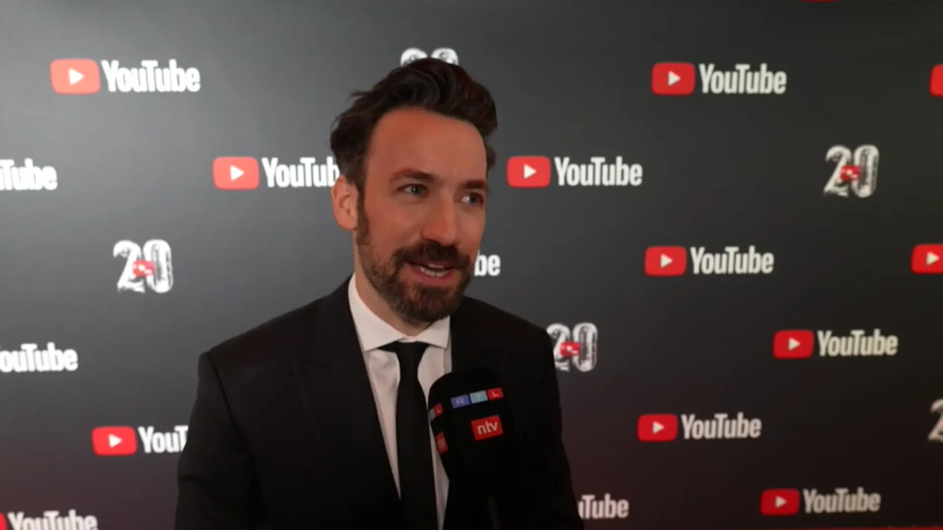 Jan Köppen gibt ein Interview auf dem roten Teppich 