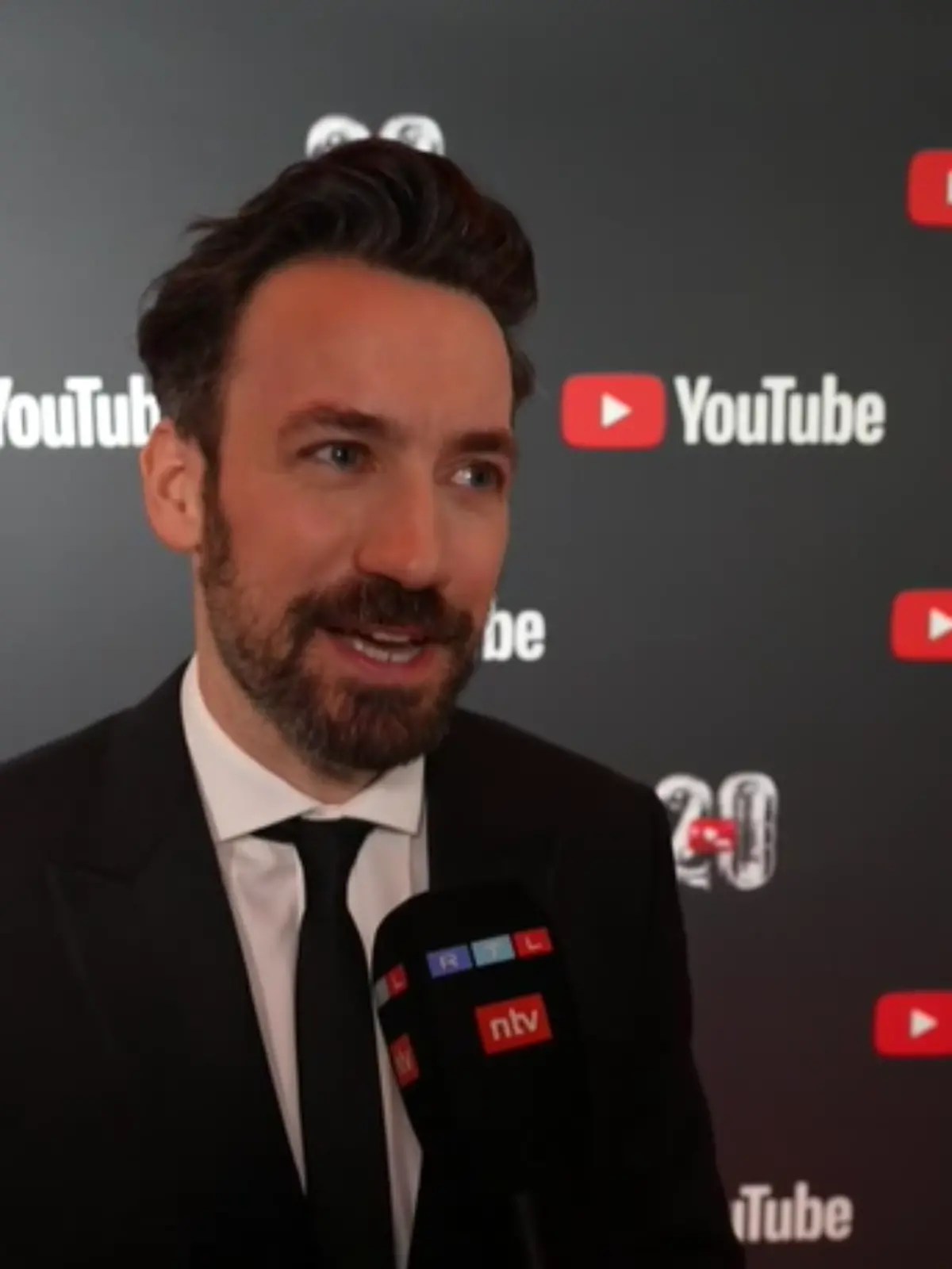 Jan Köppen gibt ein Interview auf dem roten Teppich 