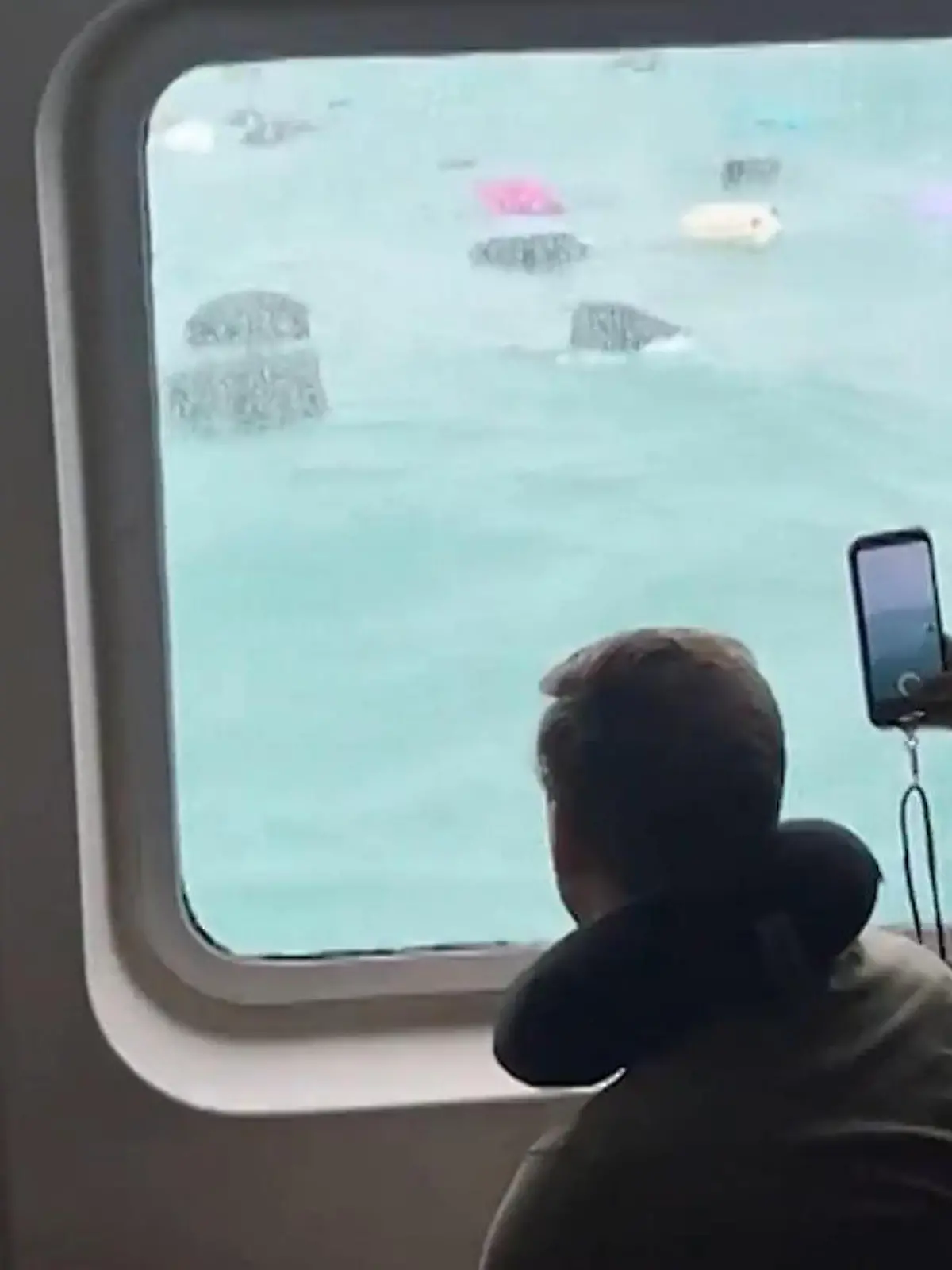 Bild zu: "Fähren-Crew mit Mega-Panne! Touristen sehen ihre Koffer vorbeischwimmen"