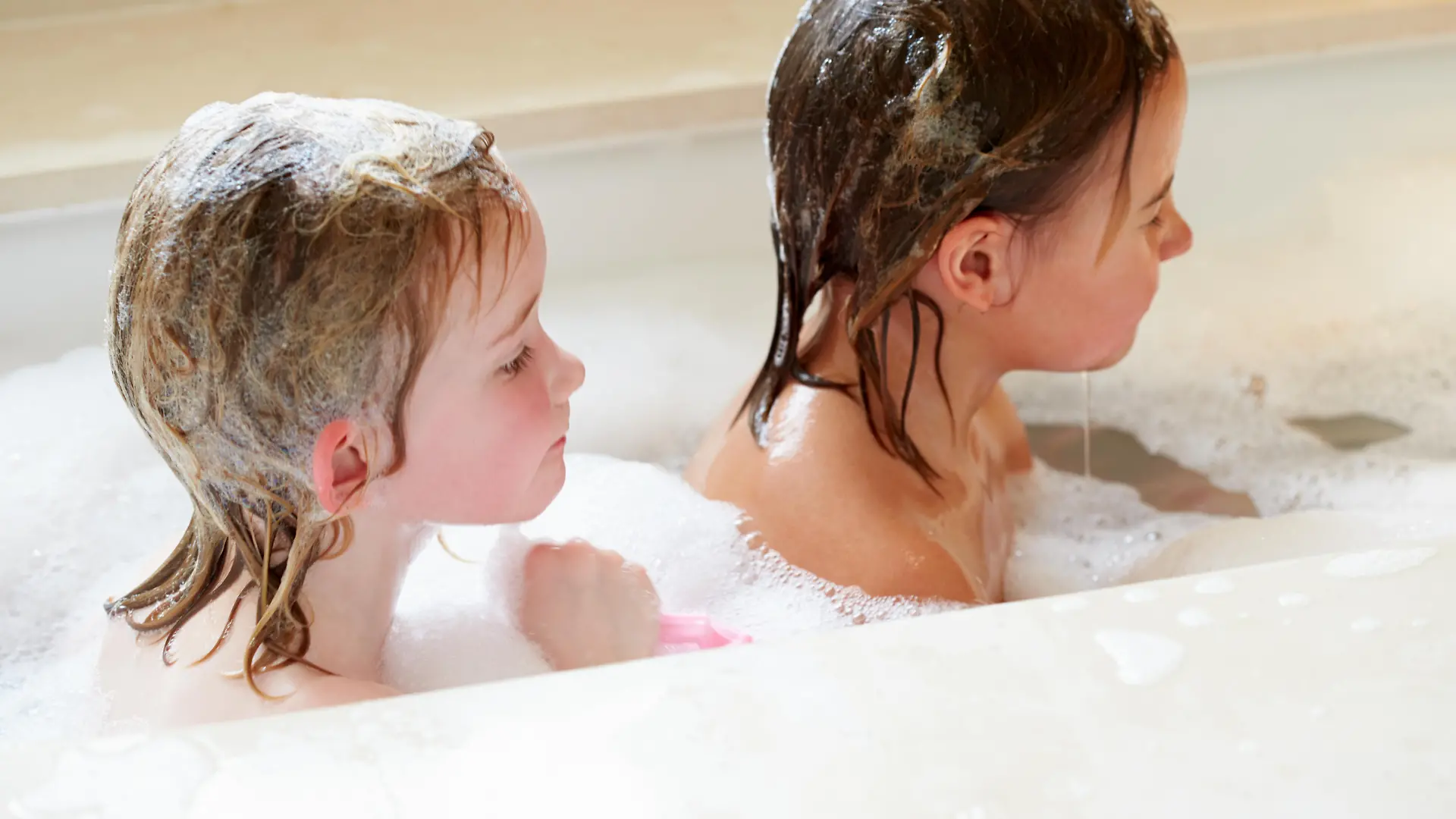 Kinder beim Schaumbad in der Badewanne