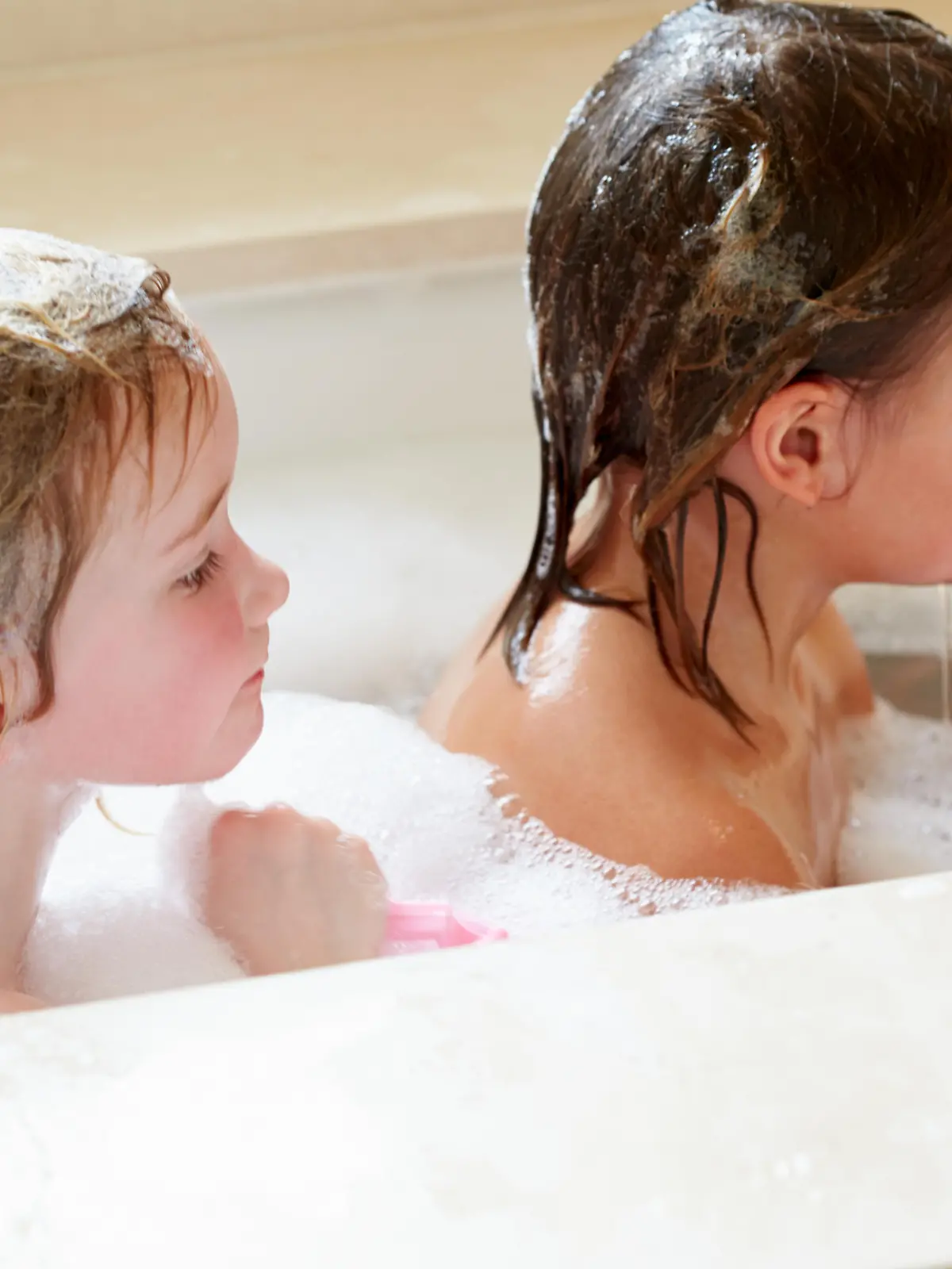 Bild zu: "Öko-Test findet krebserregende Stoffe in Badezusätzen für Kinder! Diese zwei Produkte saufen ab"