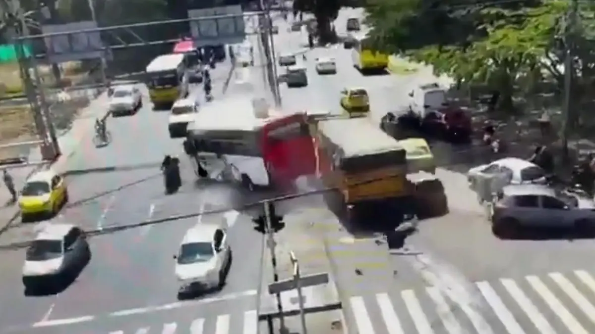 LKW rast ungebremst in Kreuzung – und schleudert vollen Linienbus in Gegenverkehr Horror-Crash in Kolumbien