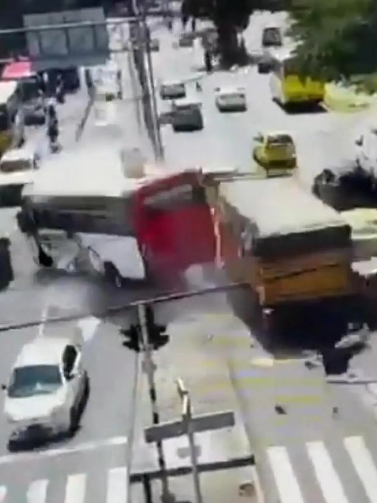 Bild zu: "LKW rast ungebremst in Kreuzung – und schleudert vollen Linienbus in Gegenverkehr"