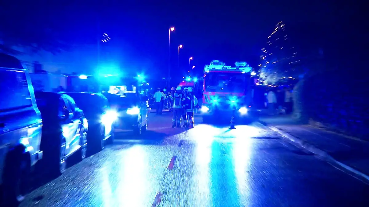 Pyrotechnik erschwert Löscharbeiten in Köln Brand in Reihenhaus