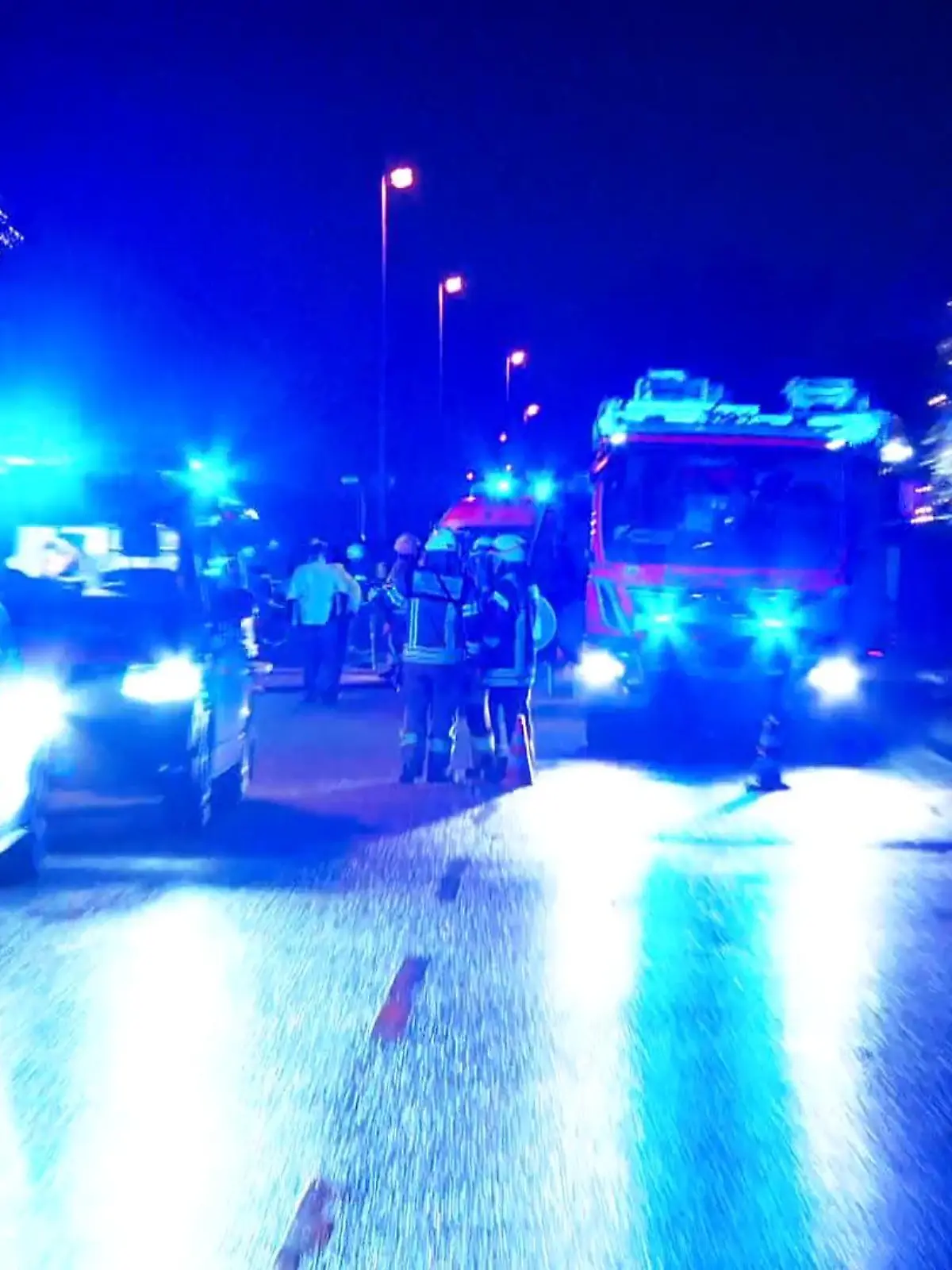 Bild zu: "Pyrotechnik erschwert Löscharbeiten in Köln"