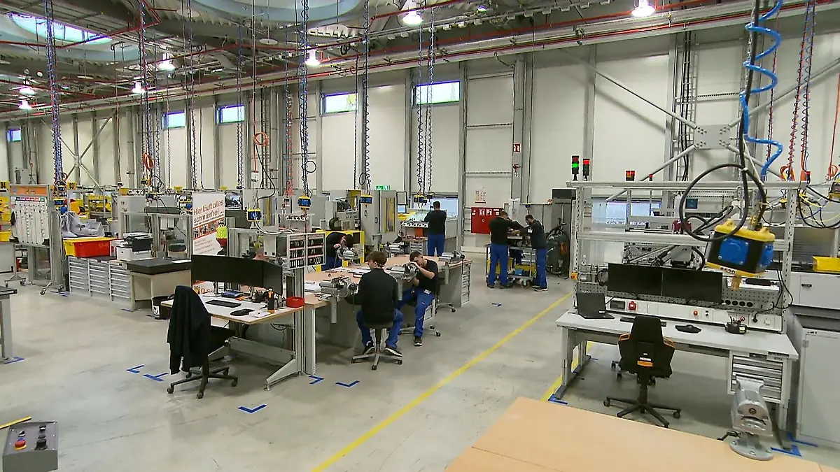 Unternehmen-igus-gr-ndet-Ausbildungsfabrik-Lernen-was-das-Werk-wirklich-braucht