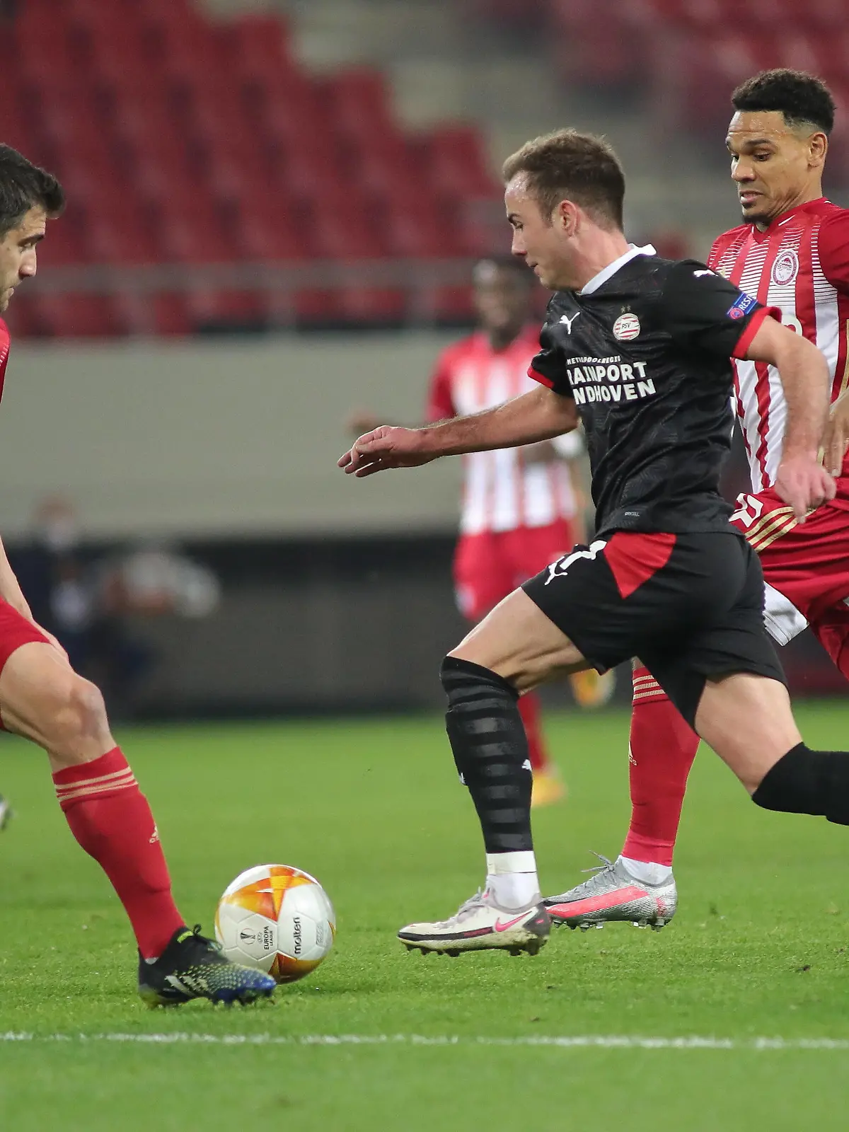Olympiacos F.C. v PSV Eindhoven UEFA Europa League Mario Götze of PSV Eindhoven runs between Sokratis Papastathopoulos and Kenny Lala of Olympiacos F.C. during the UEFA Europa League match at Karaiskakis Stadium, Piraeus PUBLICATIONxNOTxINxUKxCHN Copyright: xYannisxHalasx FIL-15193-0053 