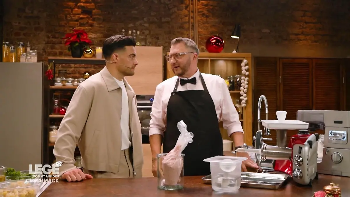 Lege zeigt Stefano, wie echte Würstchen entstehen Teamwork am Fleischwolf