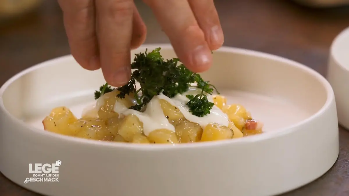 Lege serviert seine Vorspeise der Jury Der erste Gang