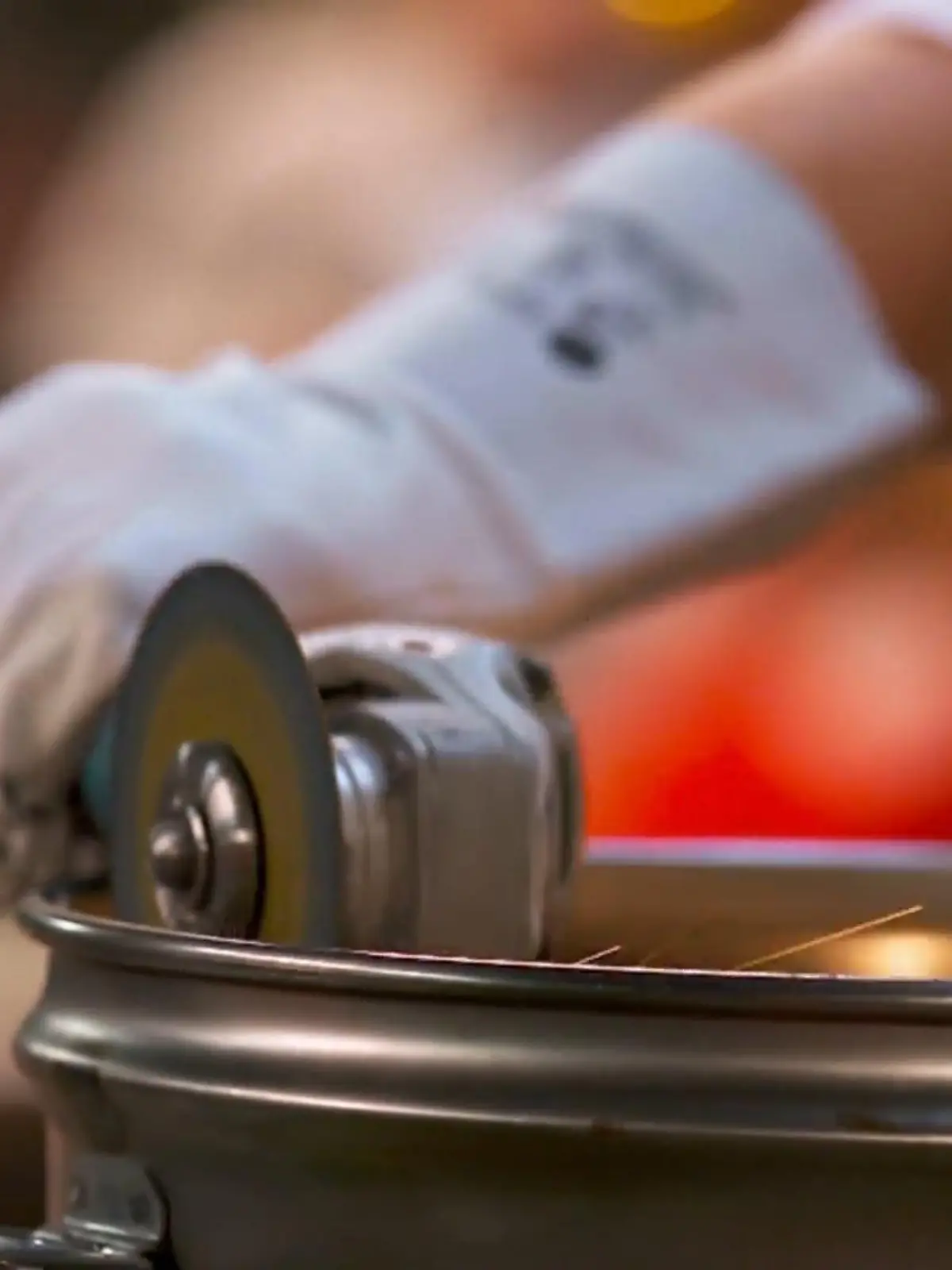 Bild zu: "Lege überrascht mit einem besonderen Werkzeug"