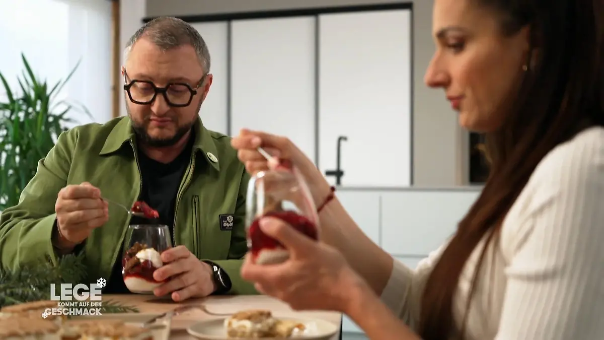 Lege und Sally probieren ihr Dessert Der süße Moment der Wahrheit