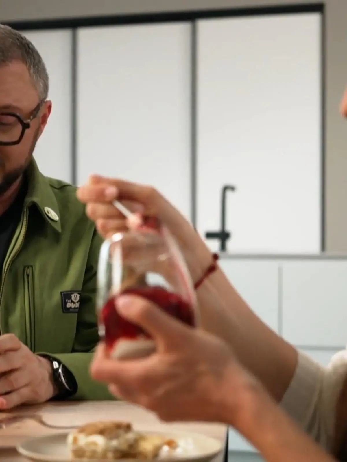 Bild zu: "Lege und Sally probieren ihr Dessert"