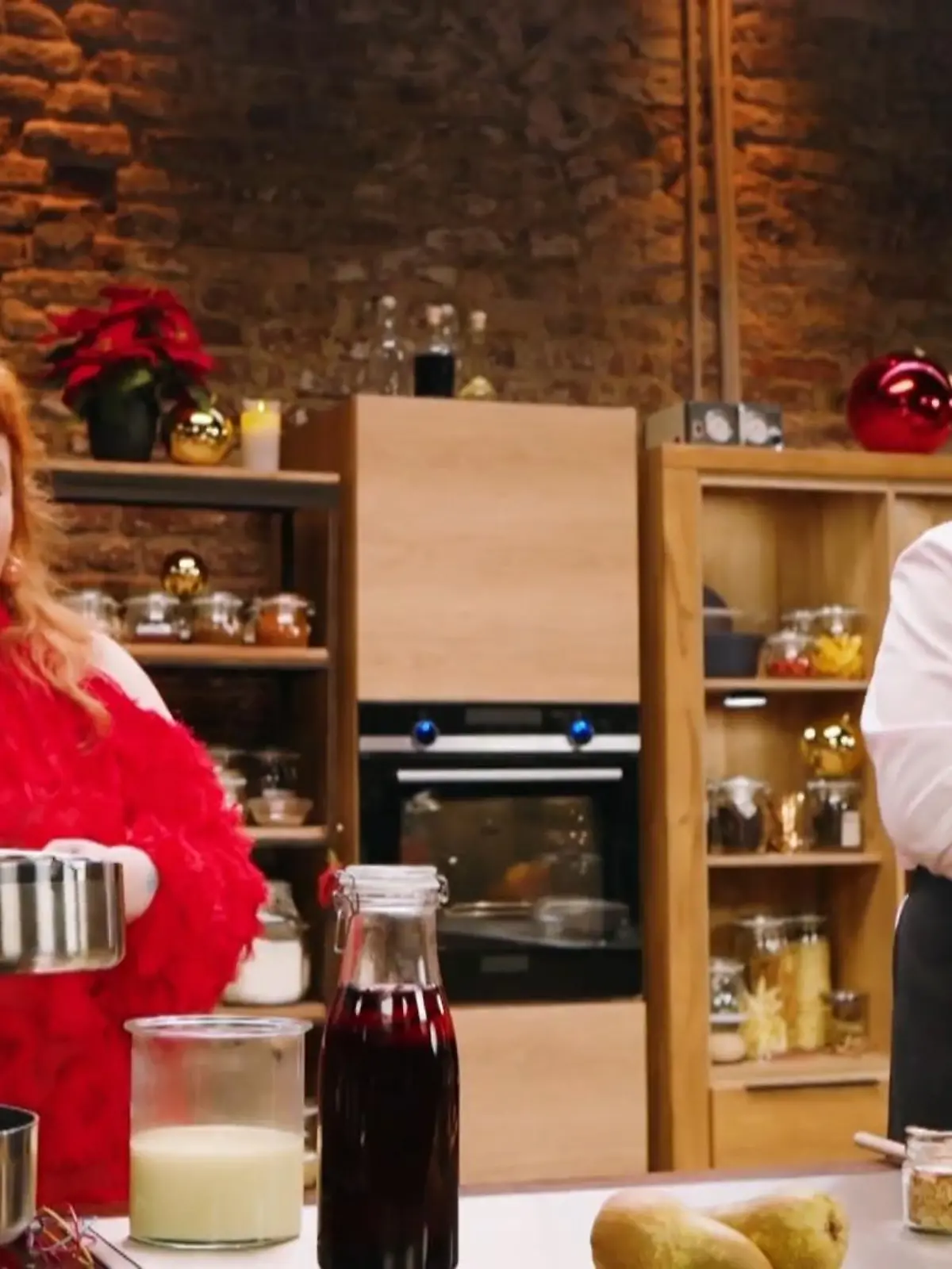 Bild zu: "Lege bereitet den süßen Abschluss vor"