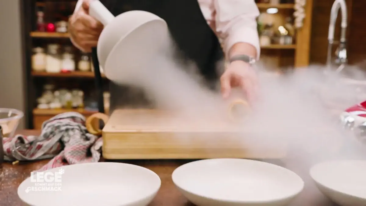 Lege kühlt sein Dessert auf ungewöhnliche Weise Highspeed